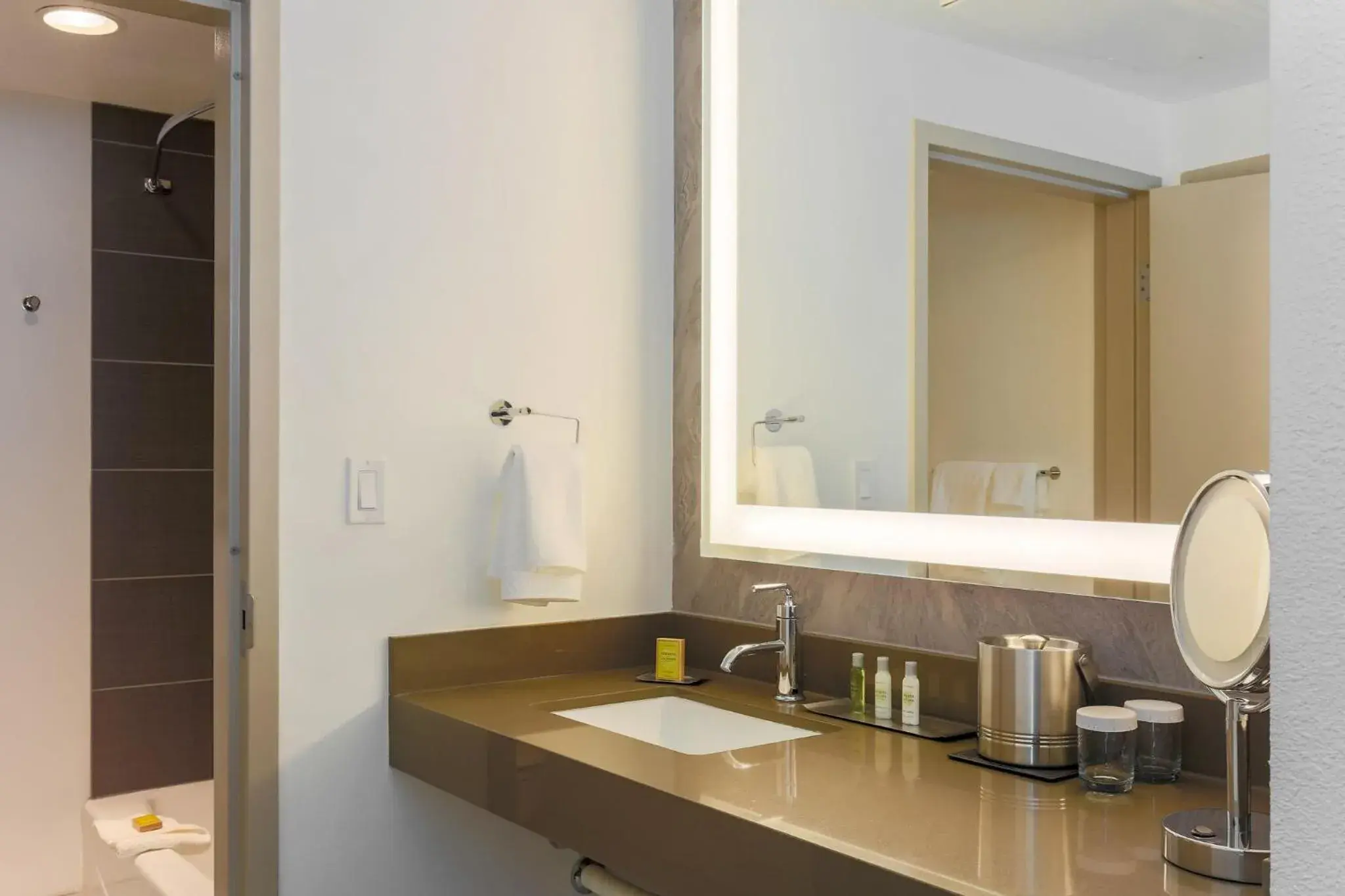 Bathroom in DoubleTree Suites by Hilton Hotel Sacramento – Rancho Cordova