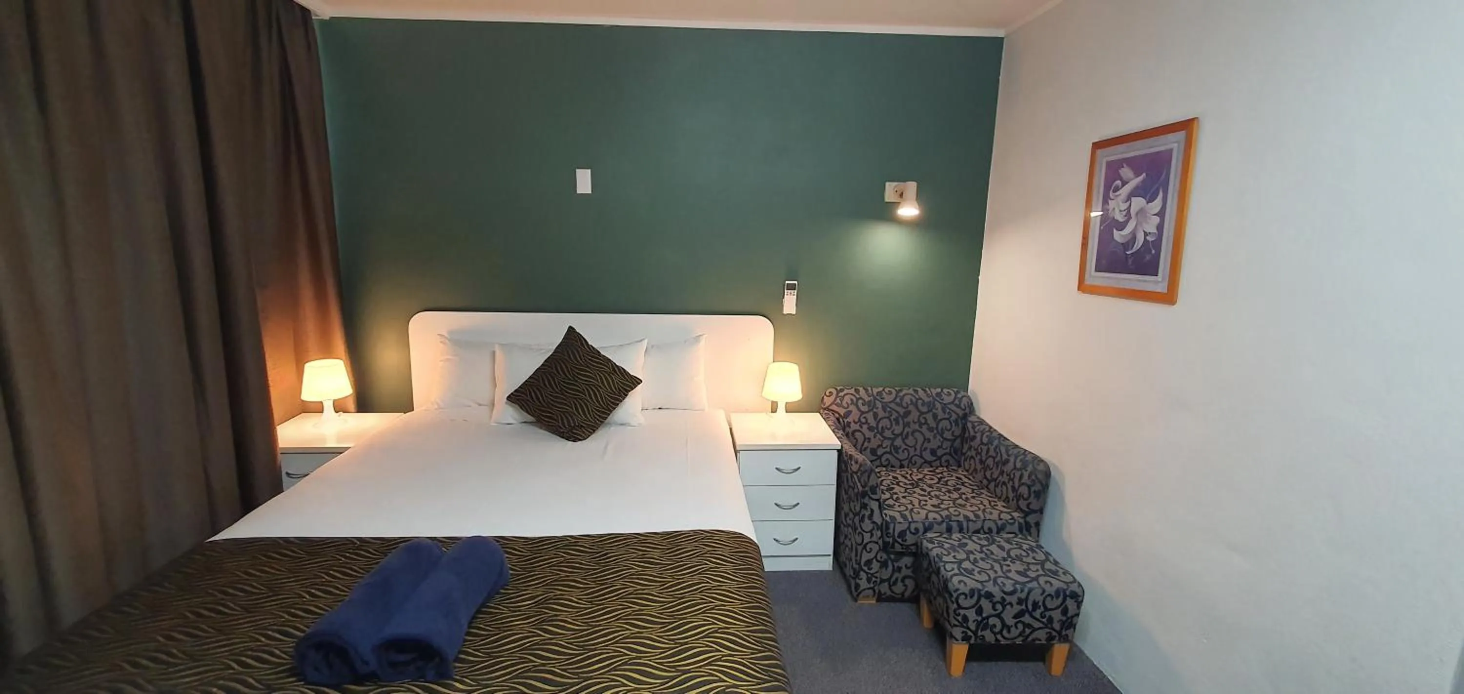 Photo of the whole room, Bed in Silver Oaks Motel