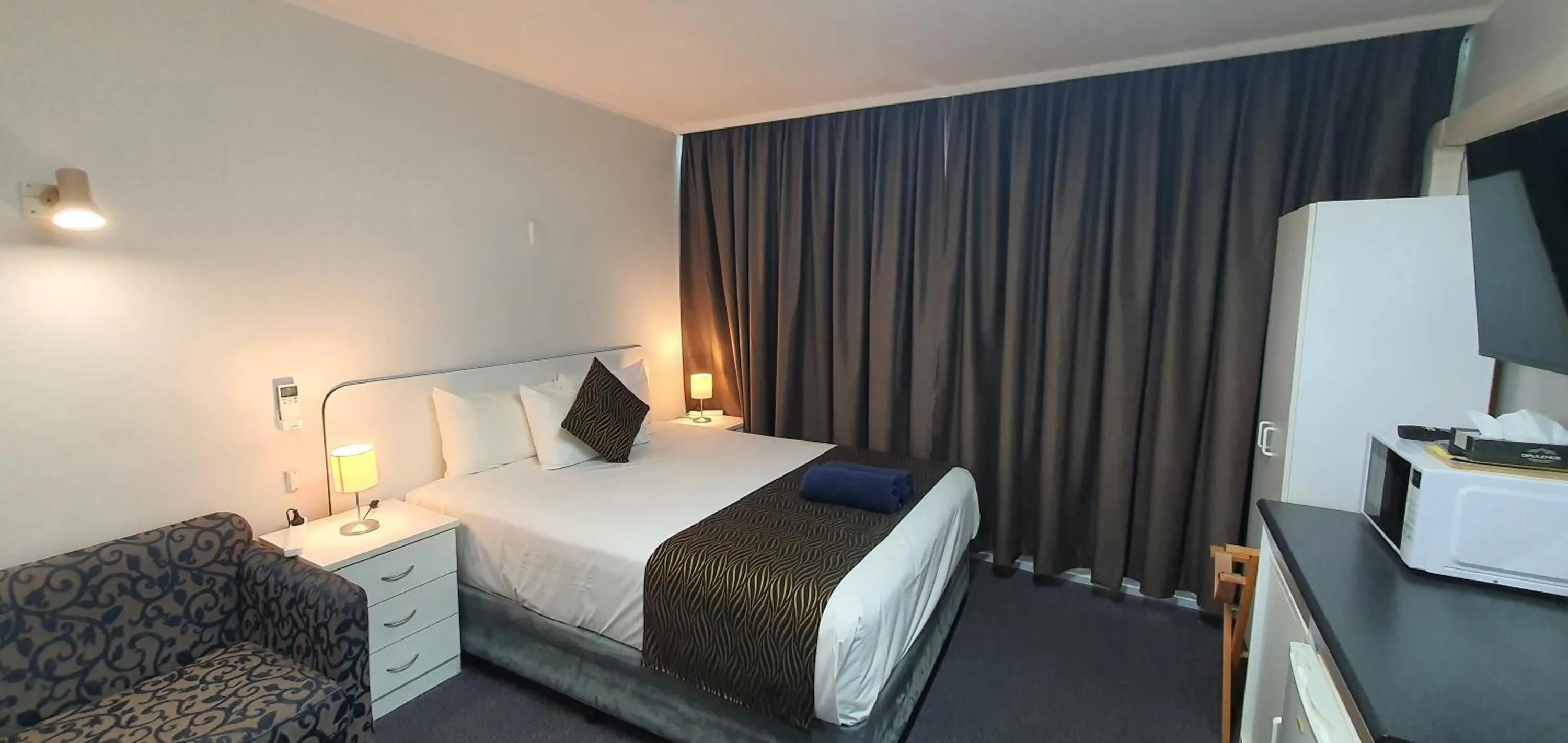 Photo of the whole room, Bed in Silver Oaks Motel