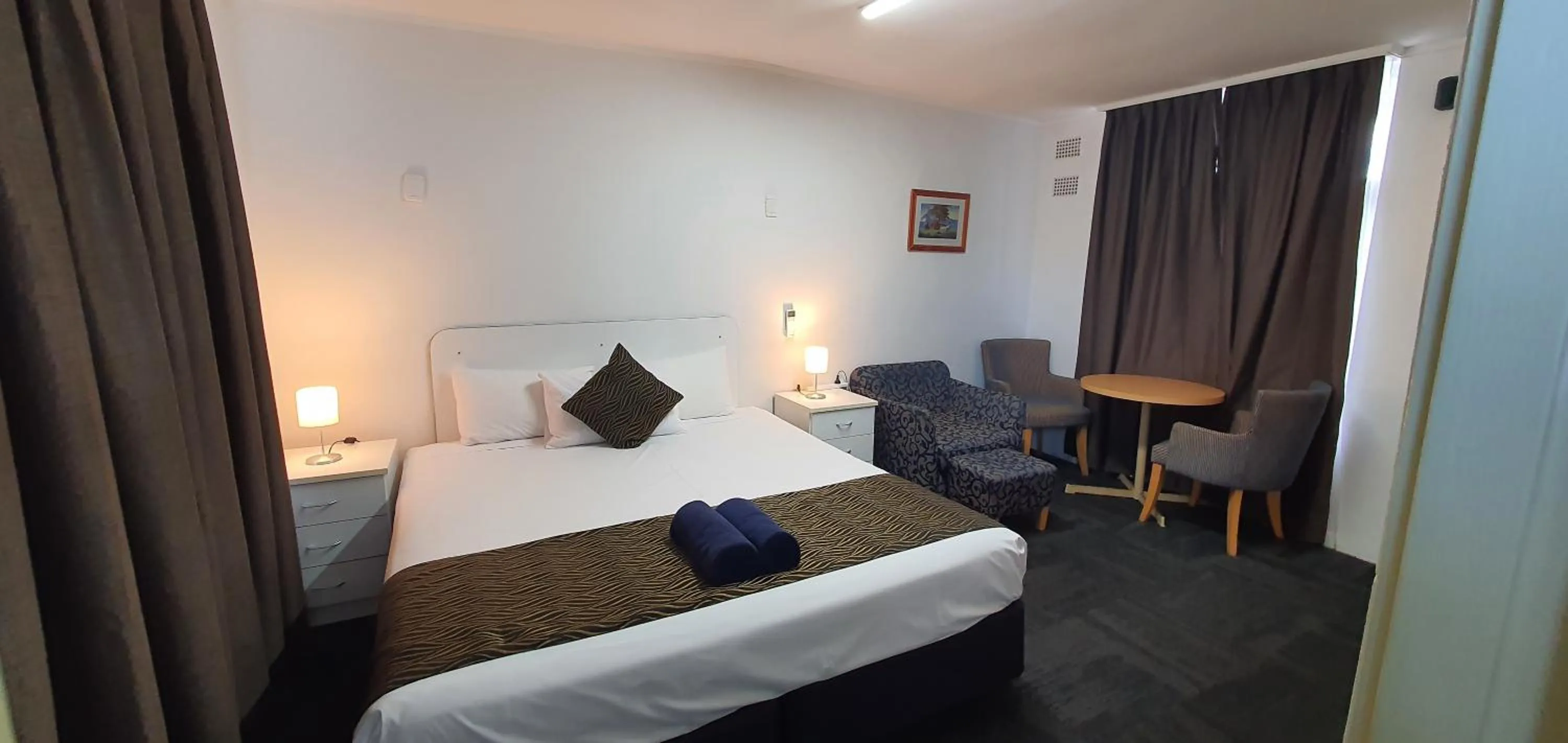 Photo of the whole room, Bed in Silver Oaks Motel