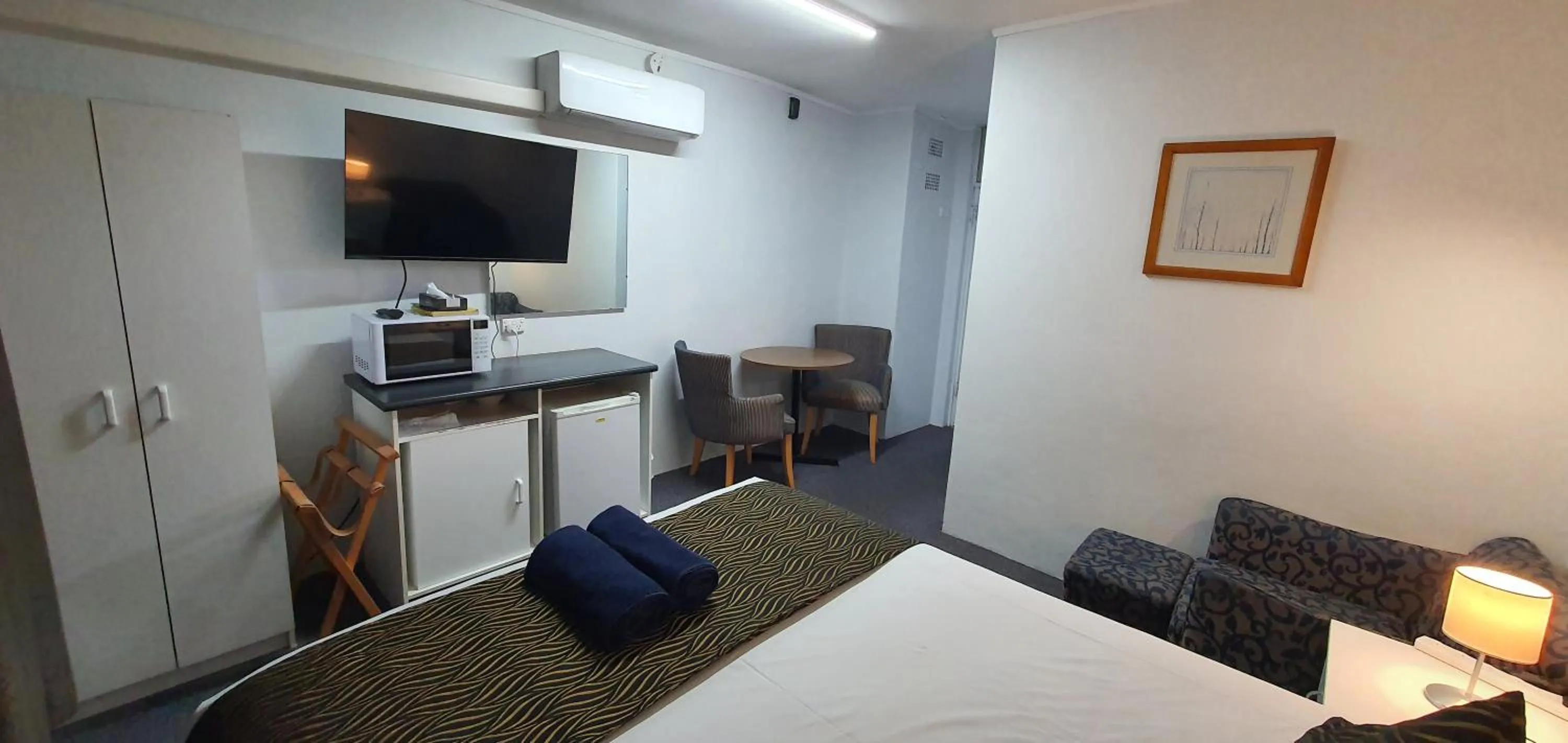 TV and multimedia, Bed in Silver Oaks Motel