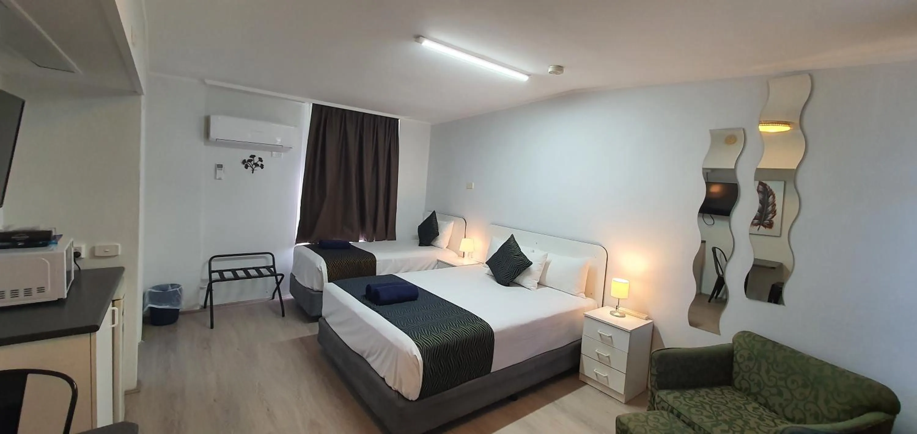 Photo of the whole room, Bed in Silver Oaks Motel