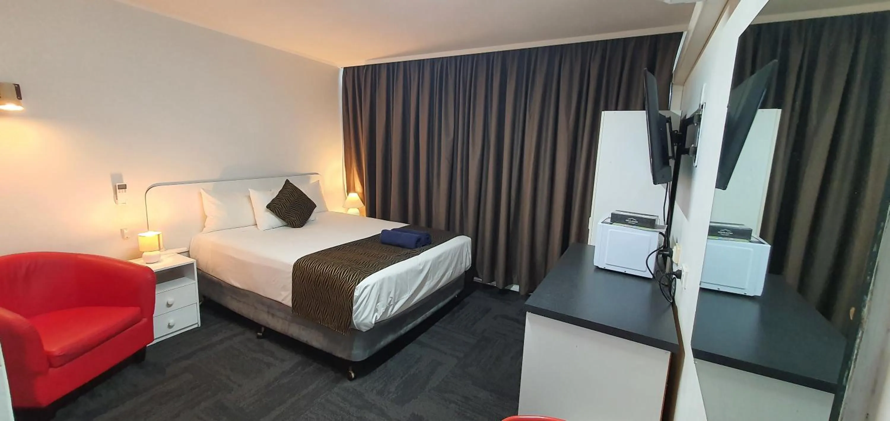 Bed in Silver Oaks Motel