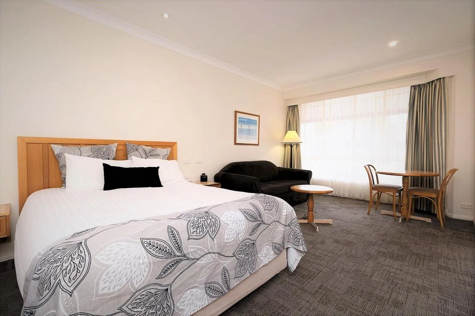 Bed in Young Federation Motor Inn and Services Club