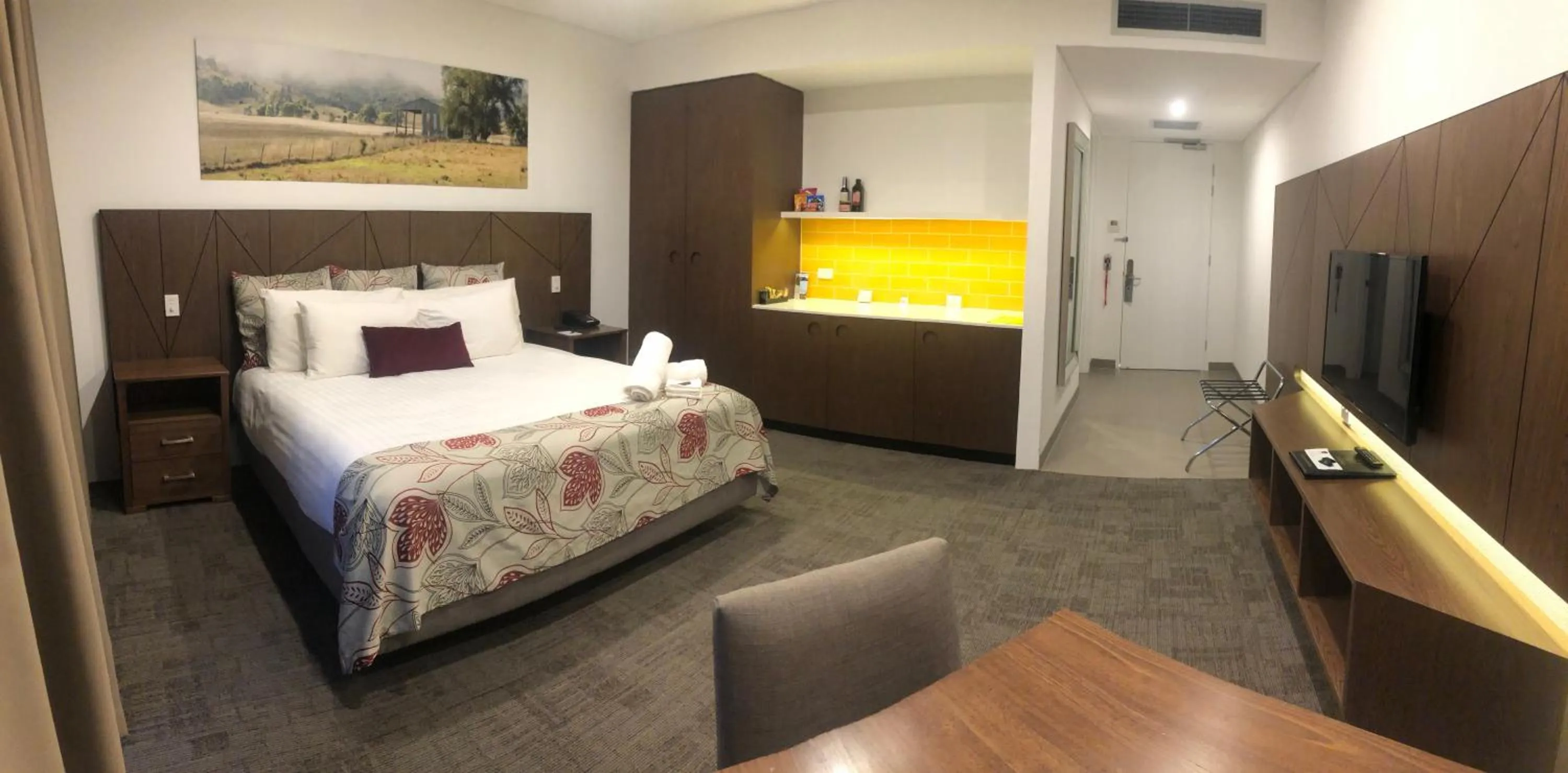 Photo of the whole room, Bed in Young Federation Motor Inn and Services Club