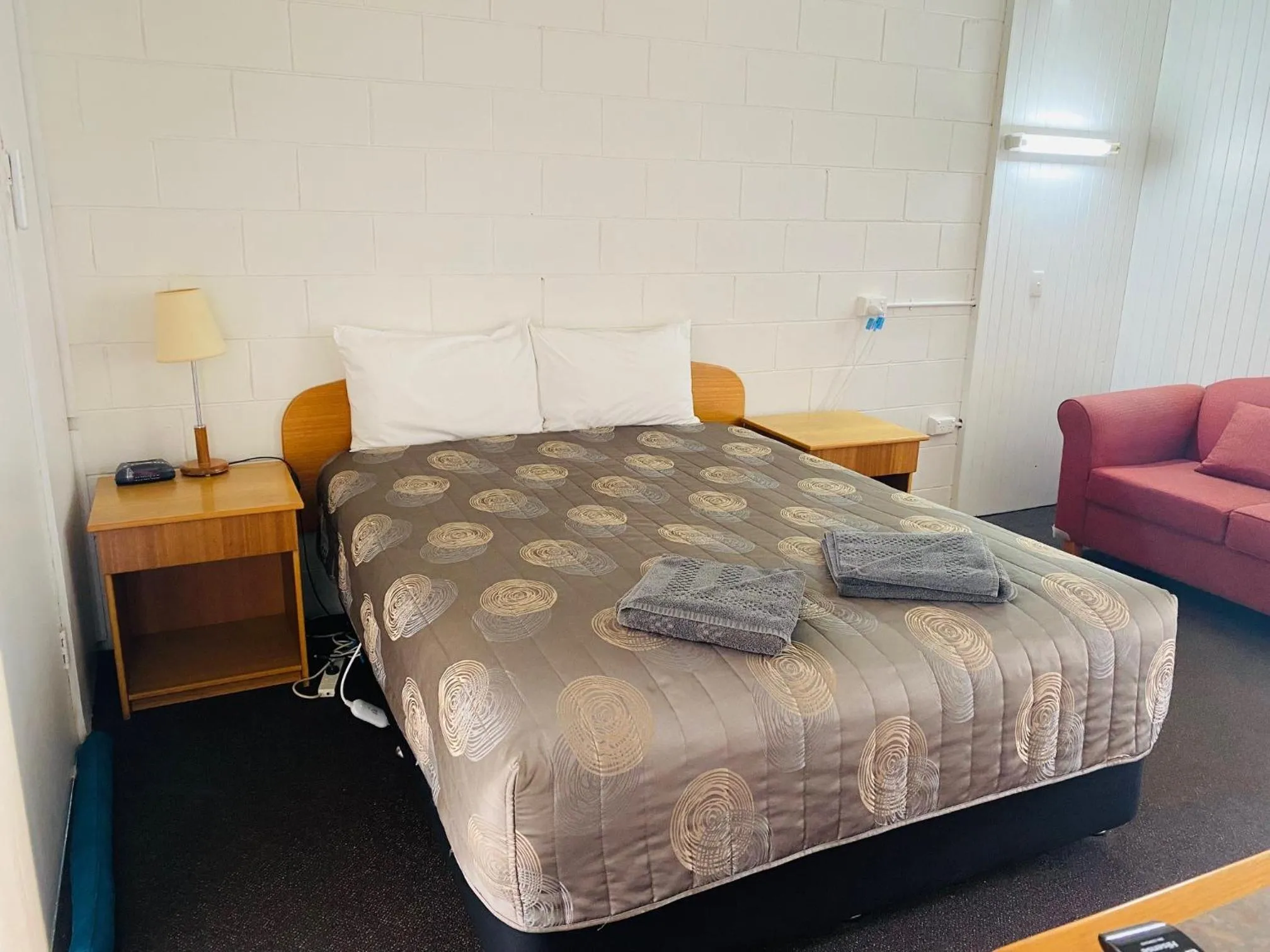 Seating area, Bed in Rubicon Hotel Motel