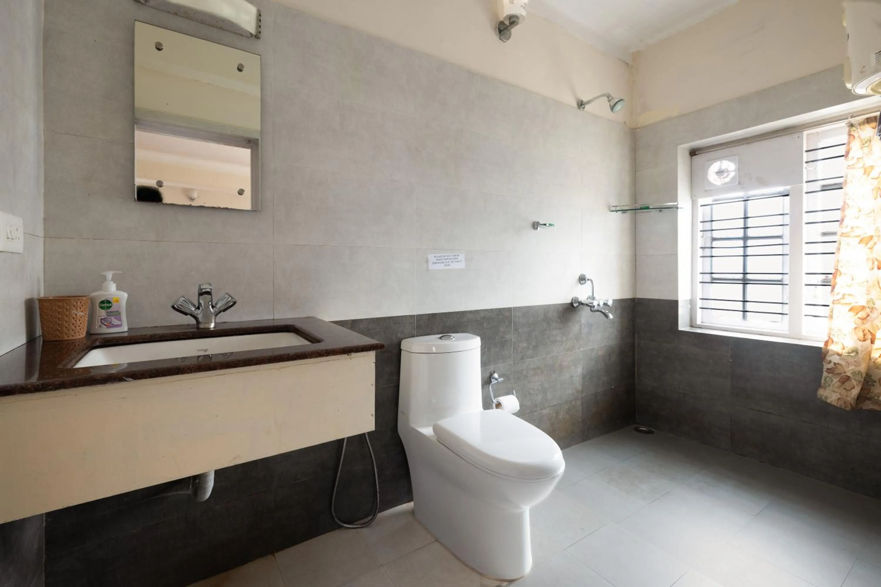 Toilet in Colonels inn