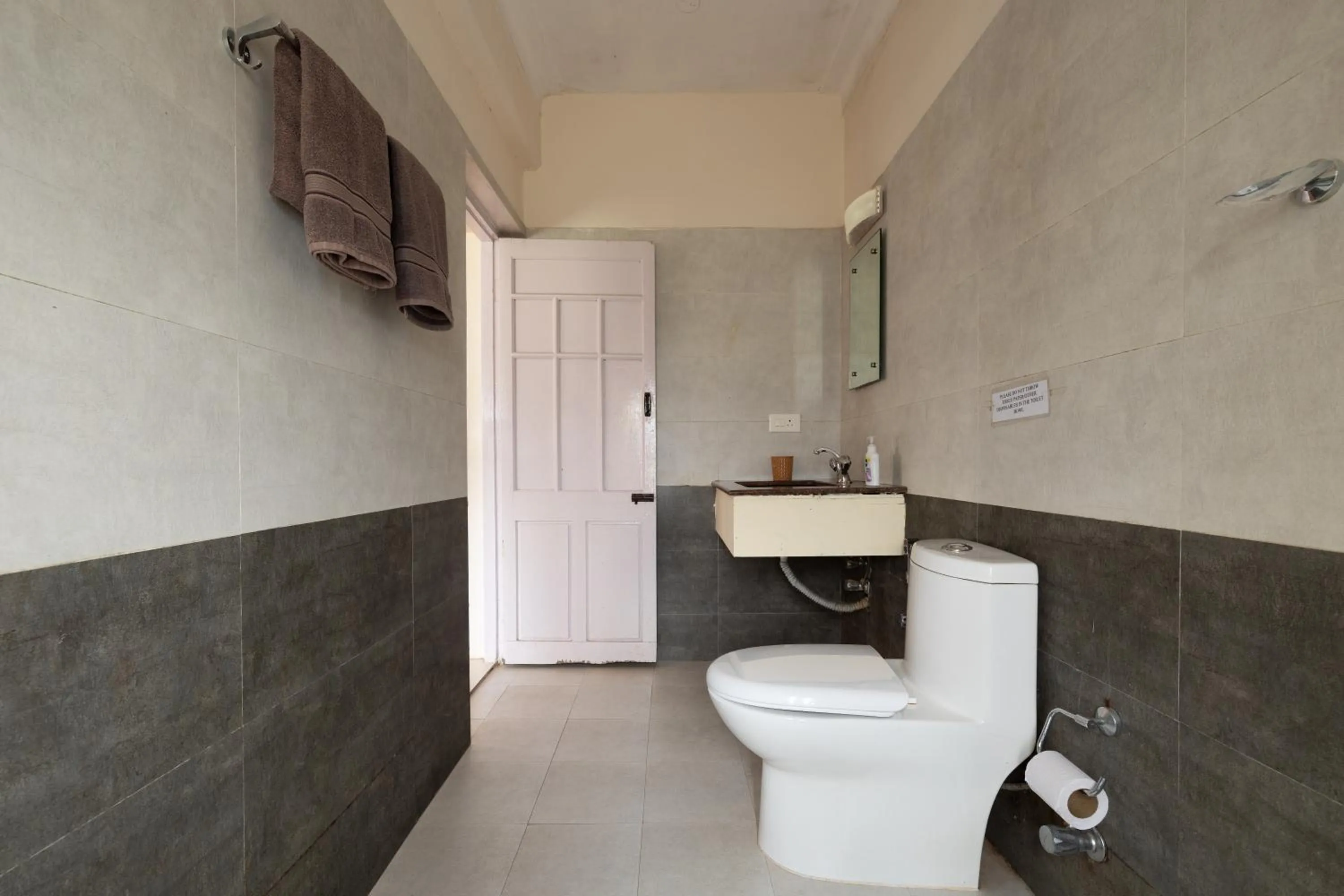 Toilet in Colonels inn