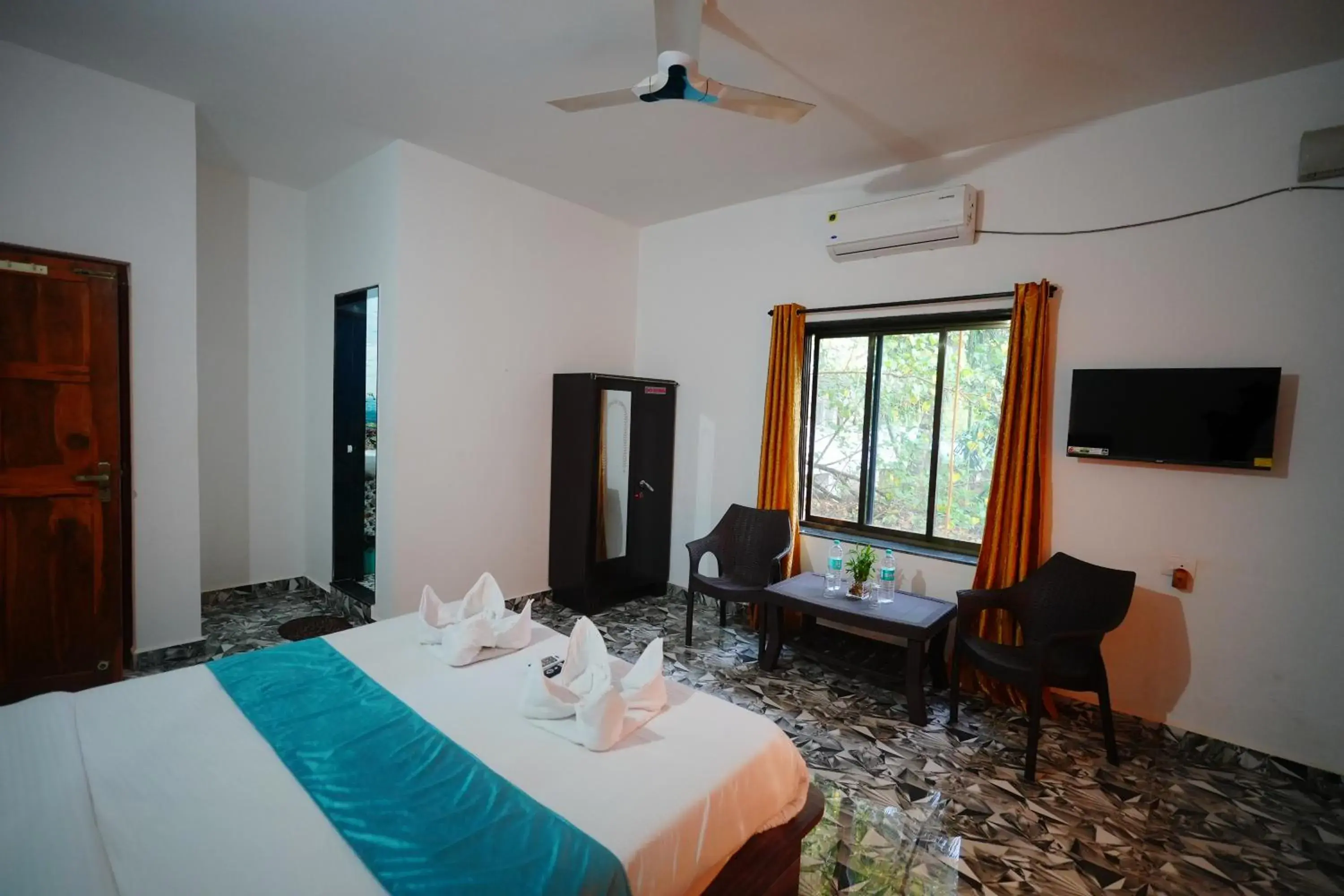 TV and multimedia, Bed in Sunset & Waves Resort, Mandrem Beach TV and multimedia, Bed in Sunset & Waves Resort, Mandrem Beach