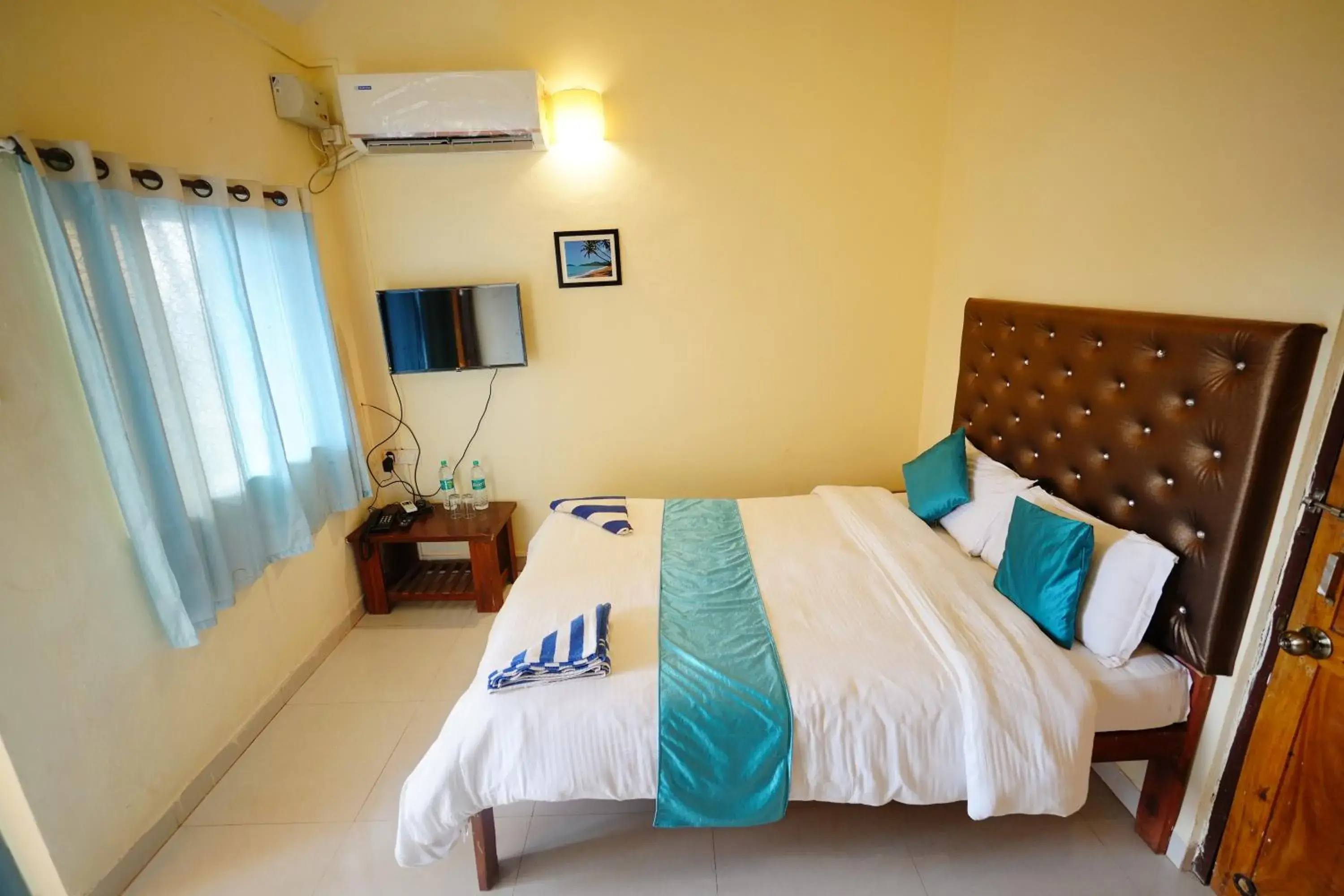 Bed in Sunset & Waves Resort, Mandrem Beach Bed in Sunset & Waves Resort, Mandrem Beach