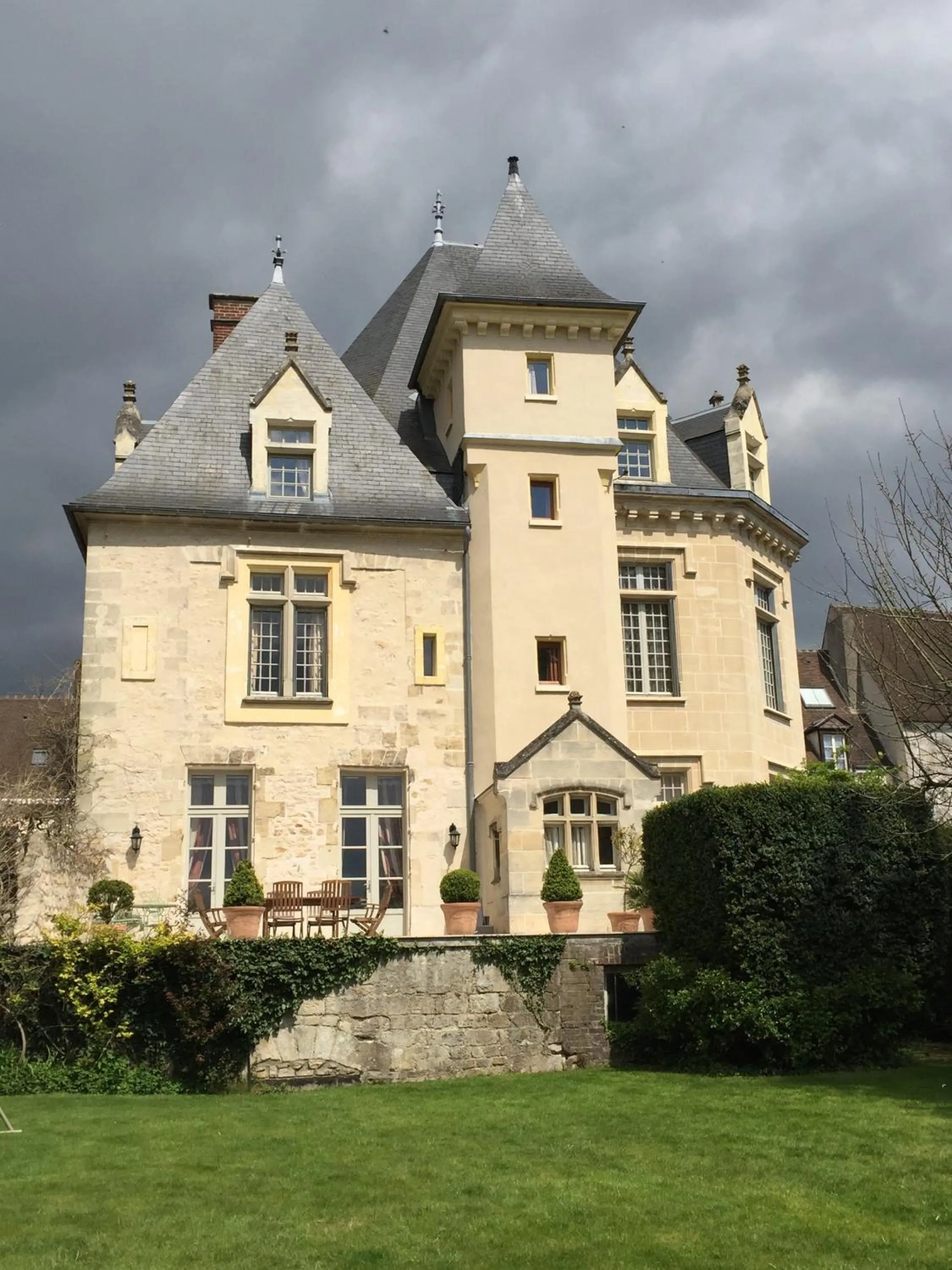 Property building in Le Castel Ecossais