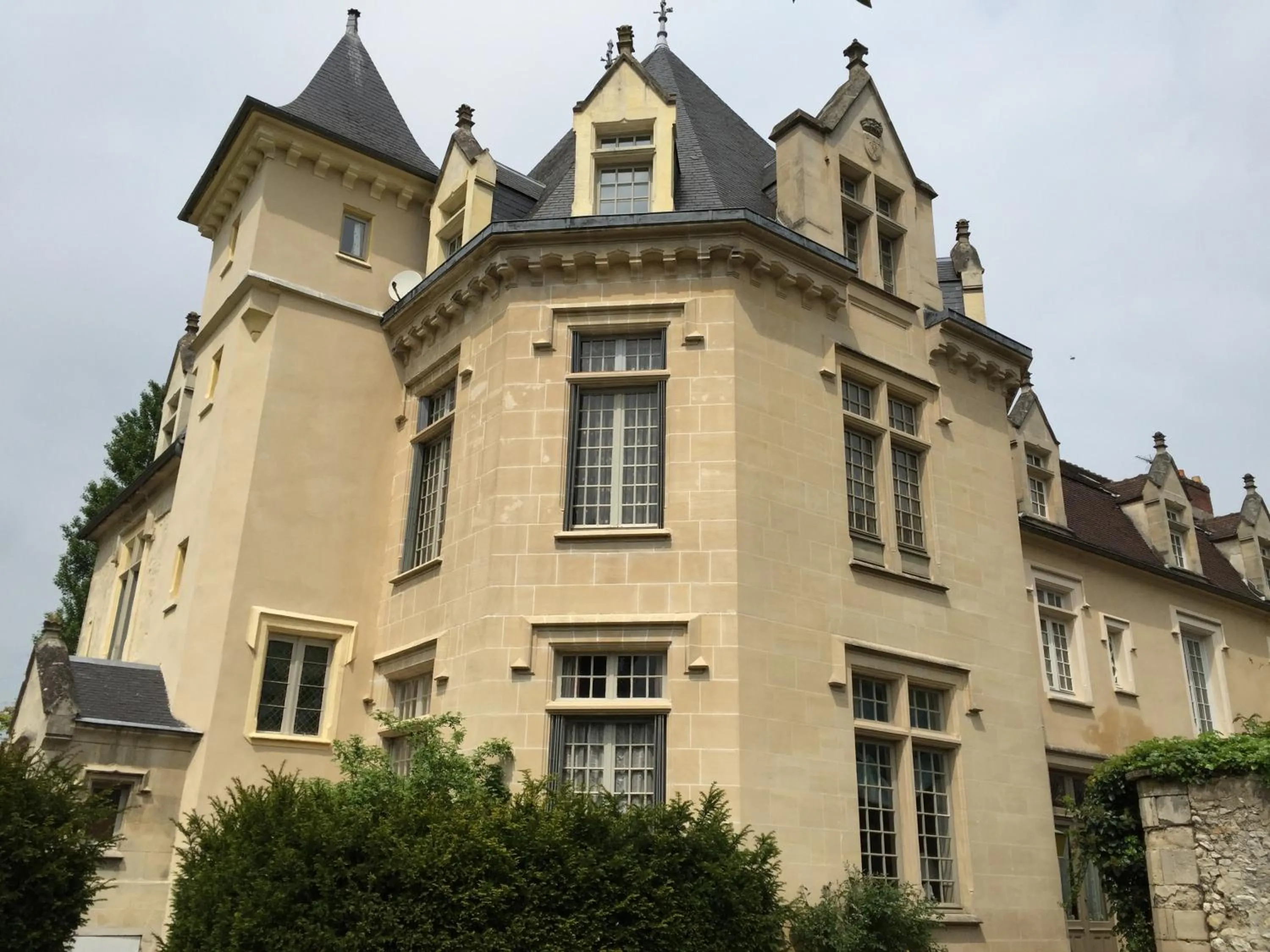 Property building in Le Castel Ecossais