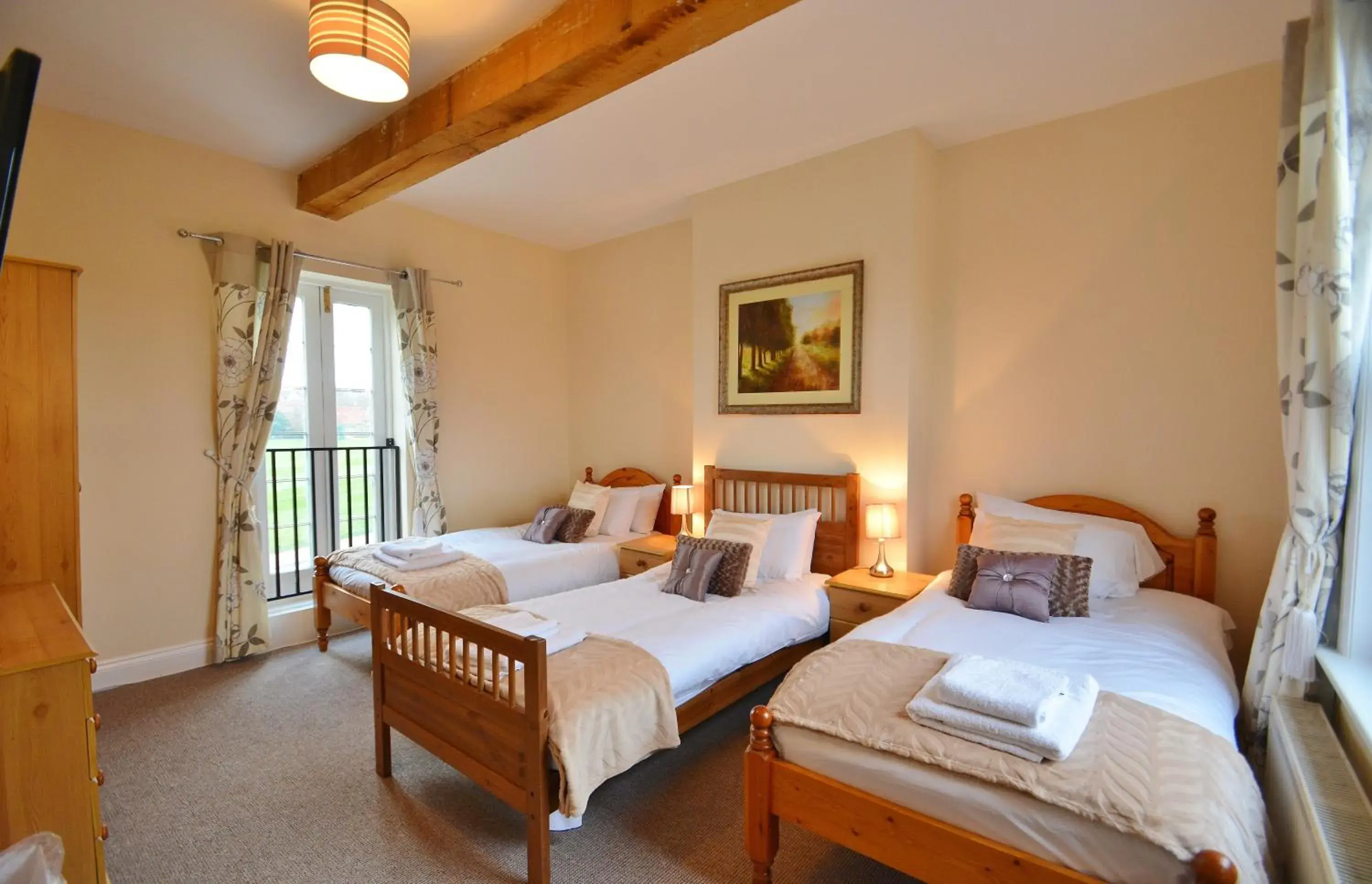 Triple Room with Shared Bathroom in The Old Red Lion Triple Room with Shared Bathroom in The Old Red Lion