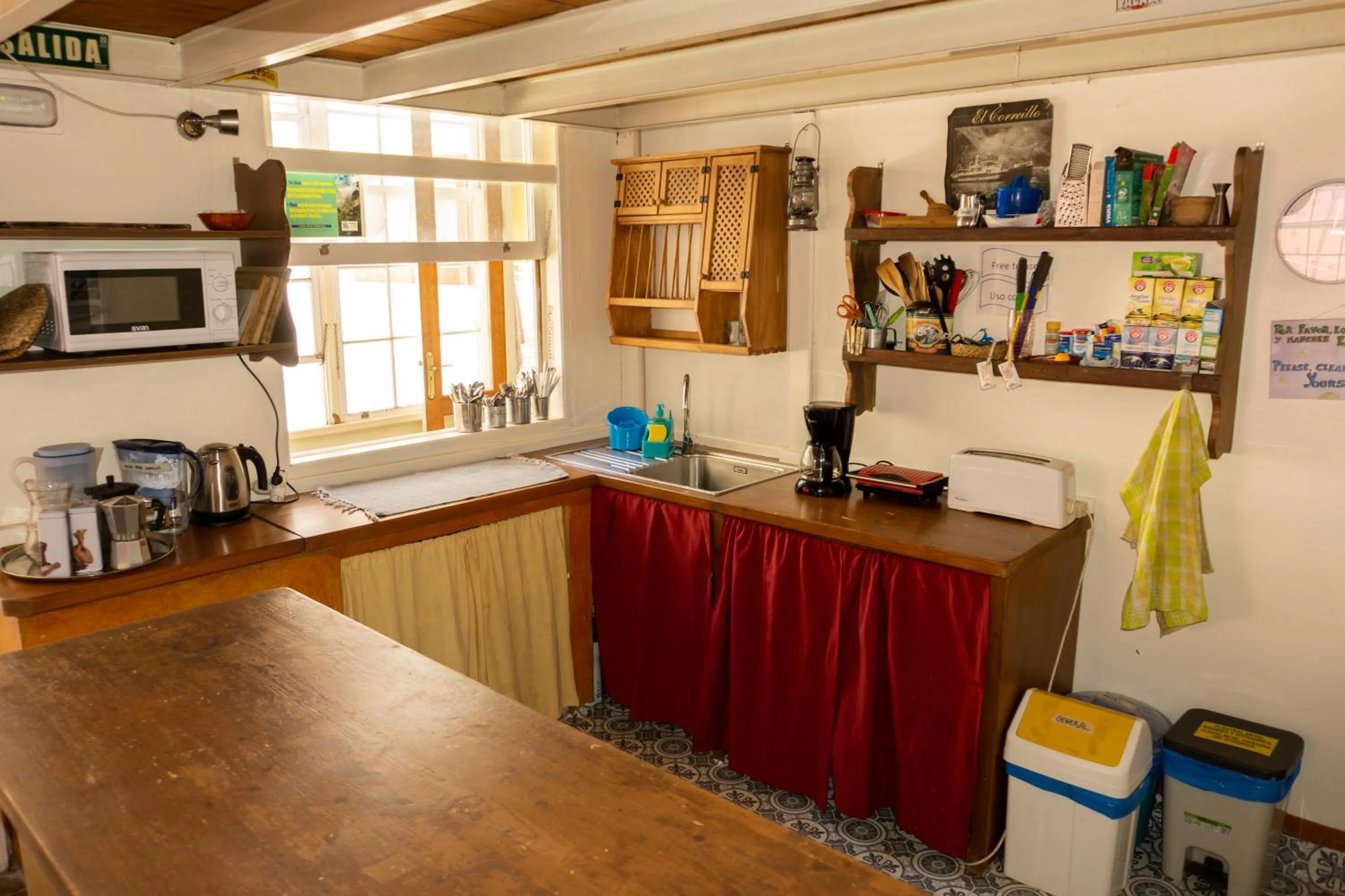 Communal kitchen in Hostel Albergue La Casa Encantada
