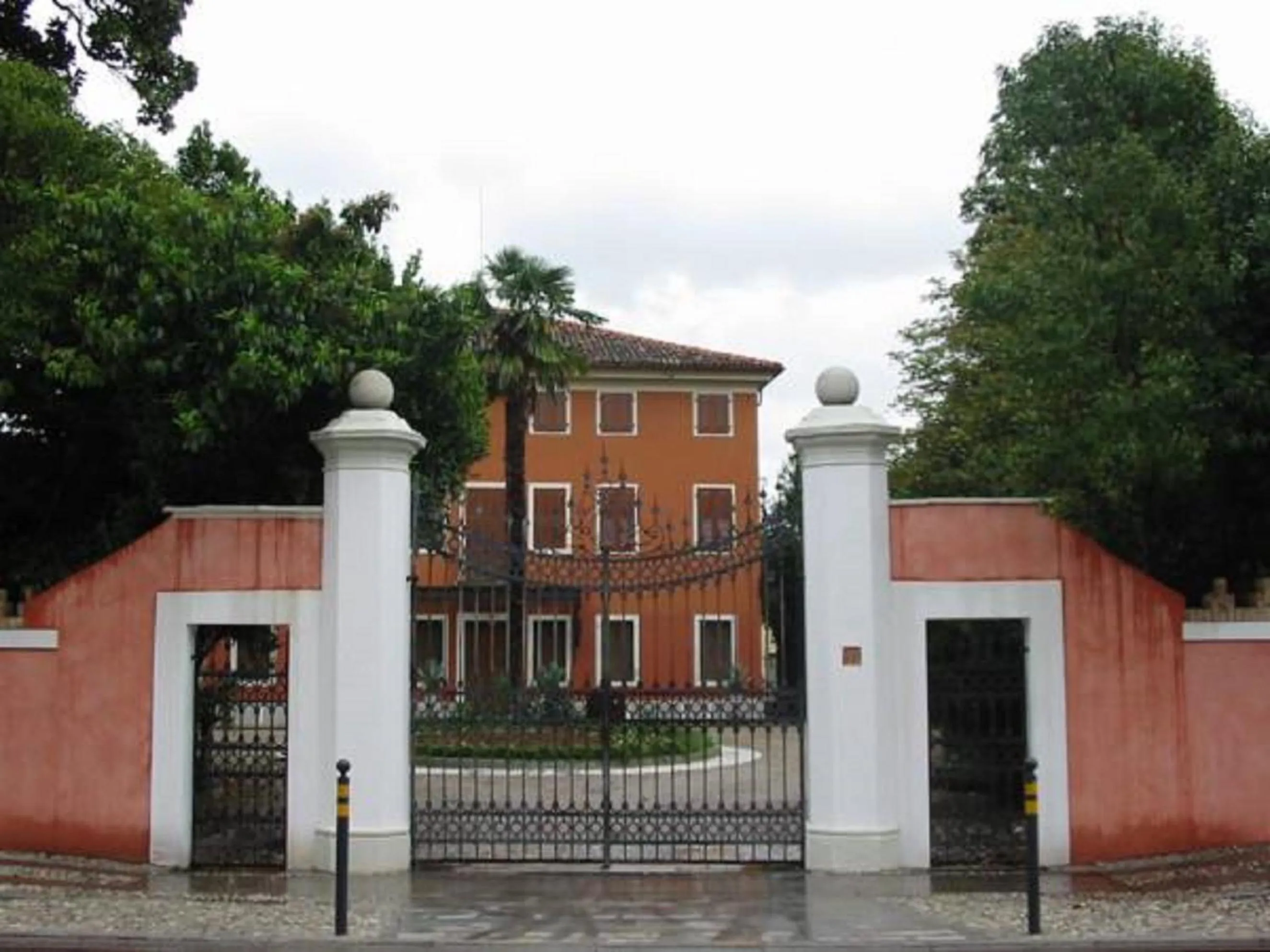 Facade/entrance in B&b Villa Bornancini