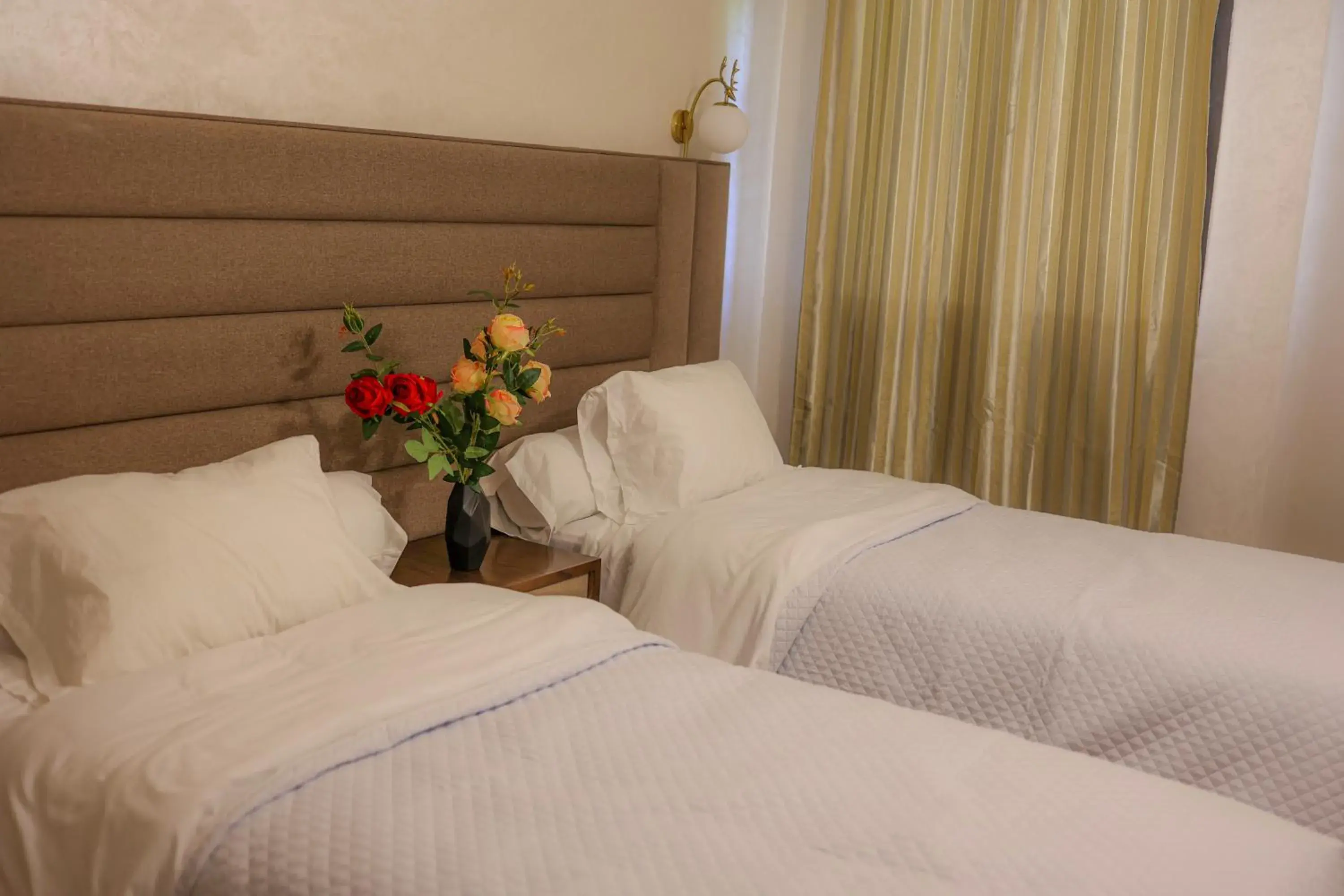 Deluxe Double or Twin Room with City View in Hôtel Des Lilas Deluxe Double or Twin Room with City View in Hôtel Des Lilas