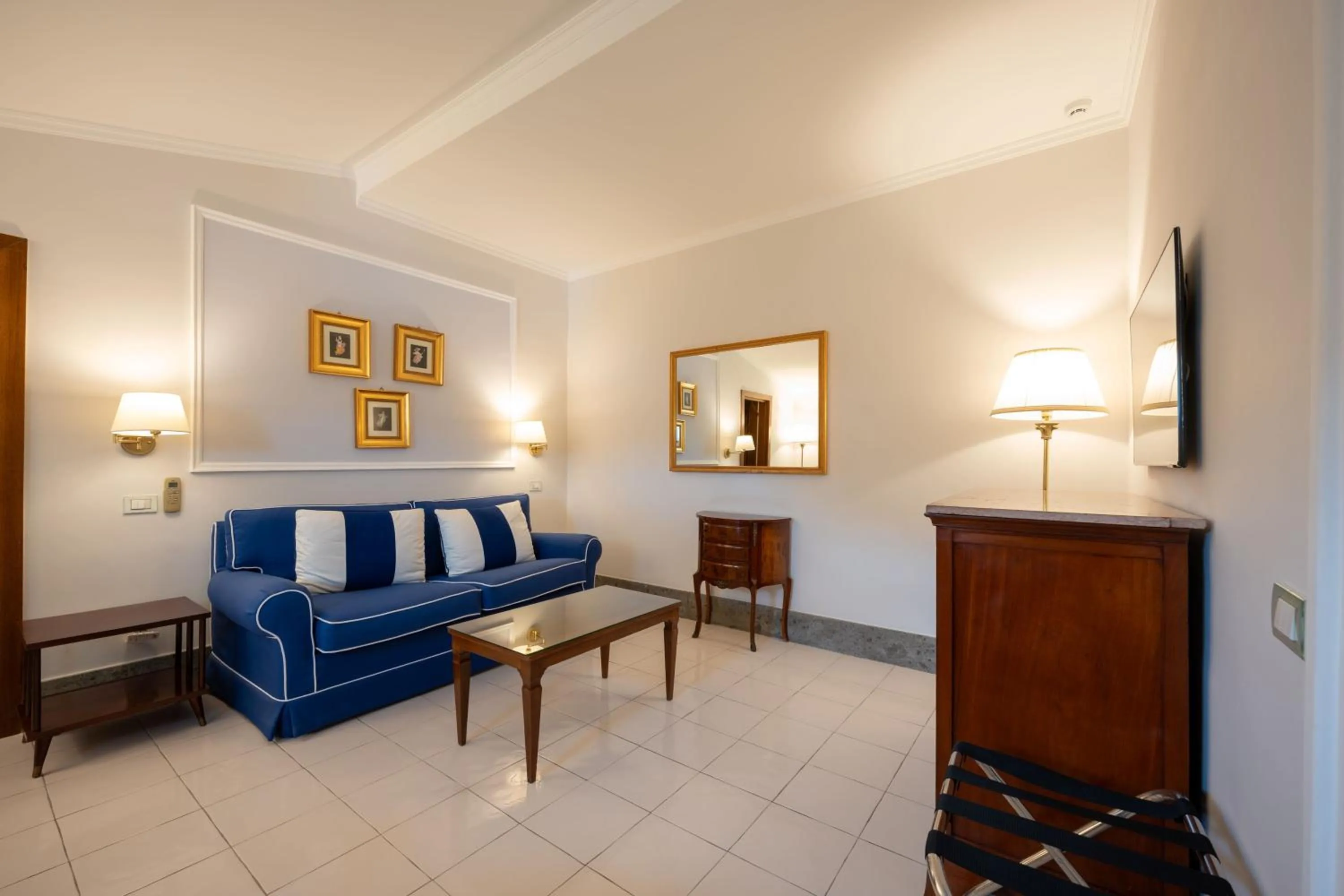 Living room, Bed in Grand Hotel Cocumella