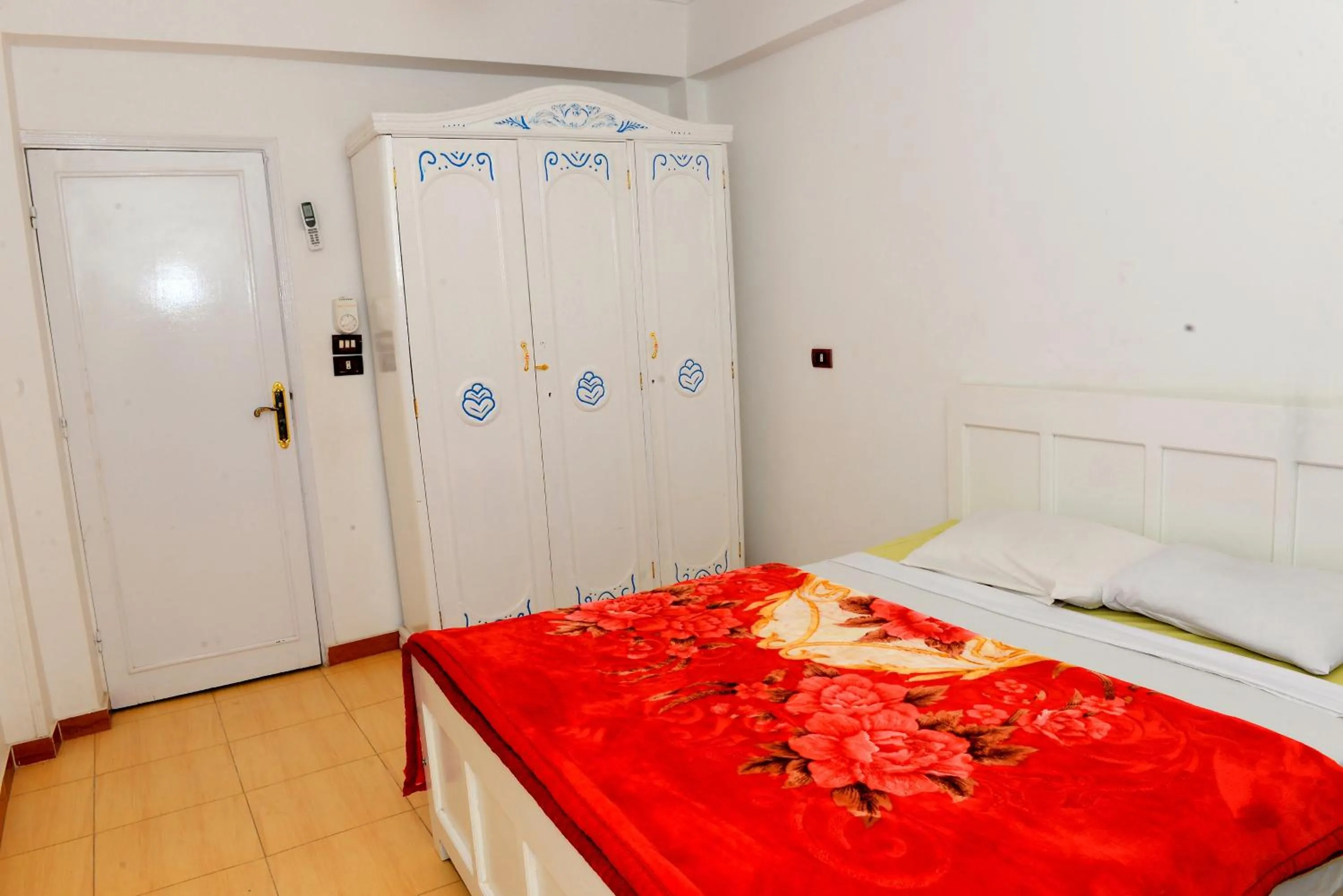 Photo of the whole room, Bed in Luxor Guest House