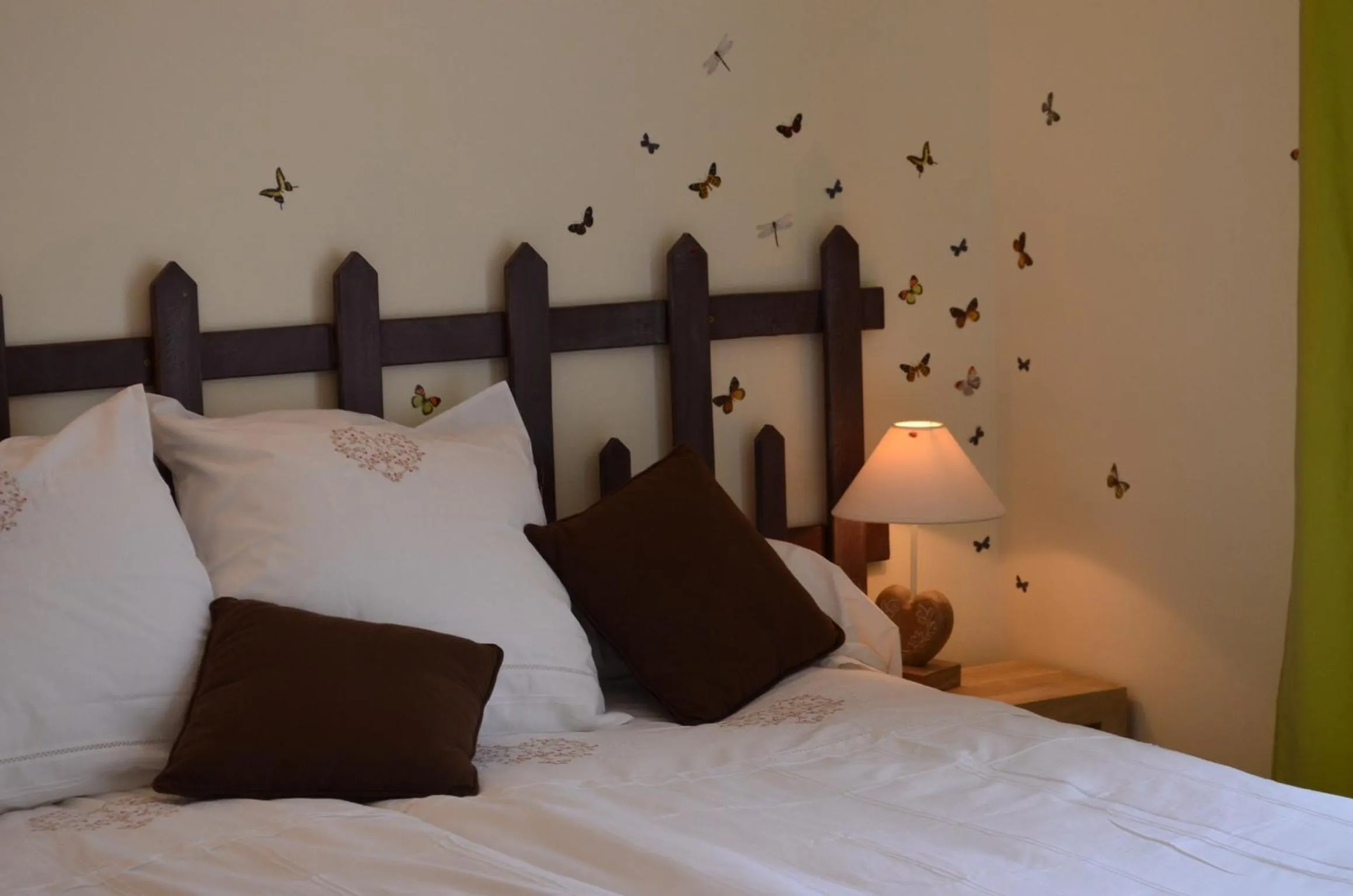 Photo of the whole room, Bed in Couette Et Cafe Crème