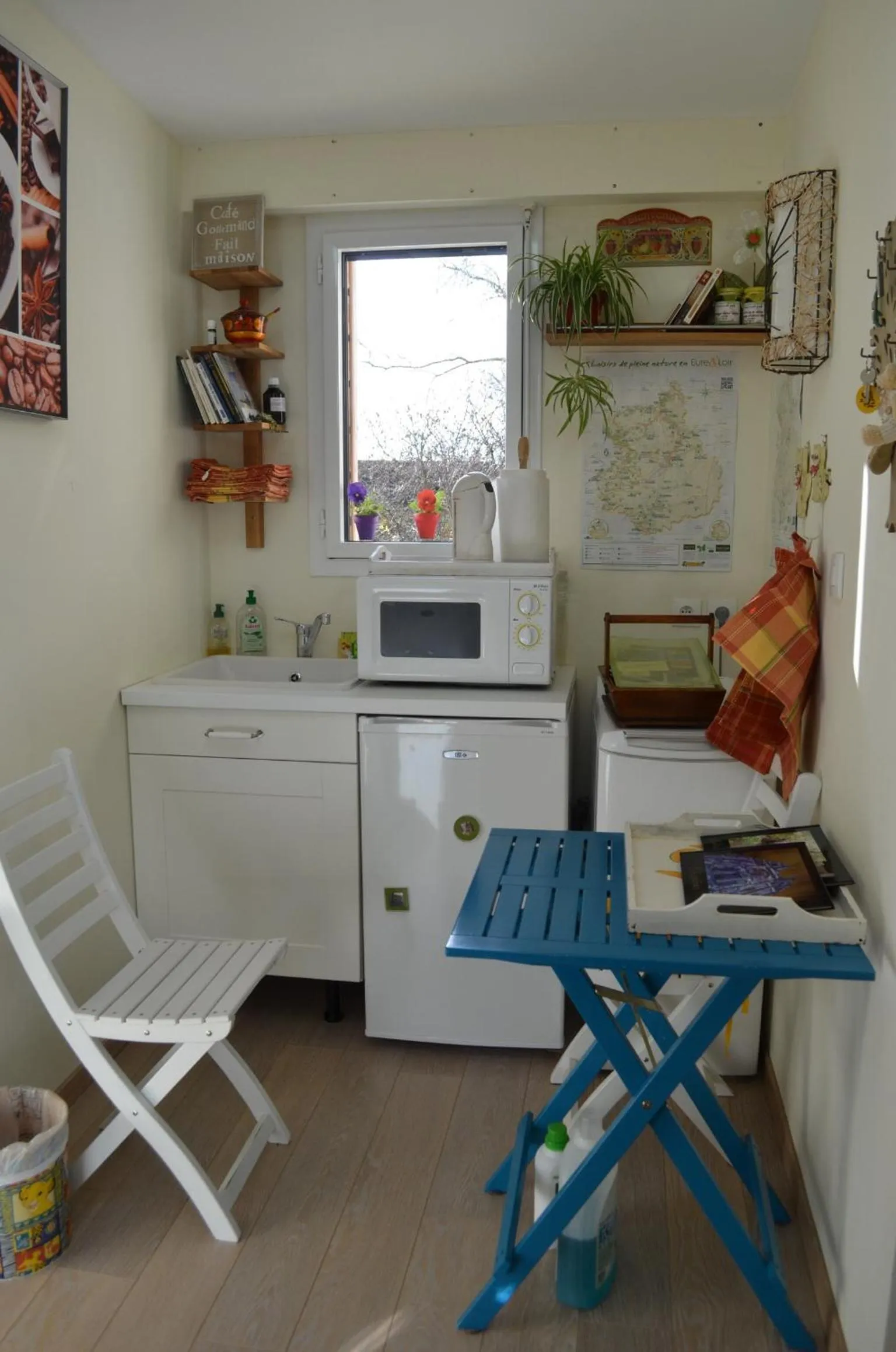Communal kitchen in Couette Et Cafe Crème