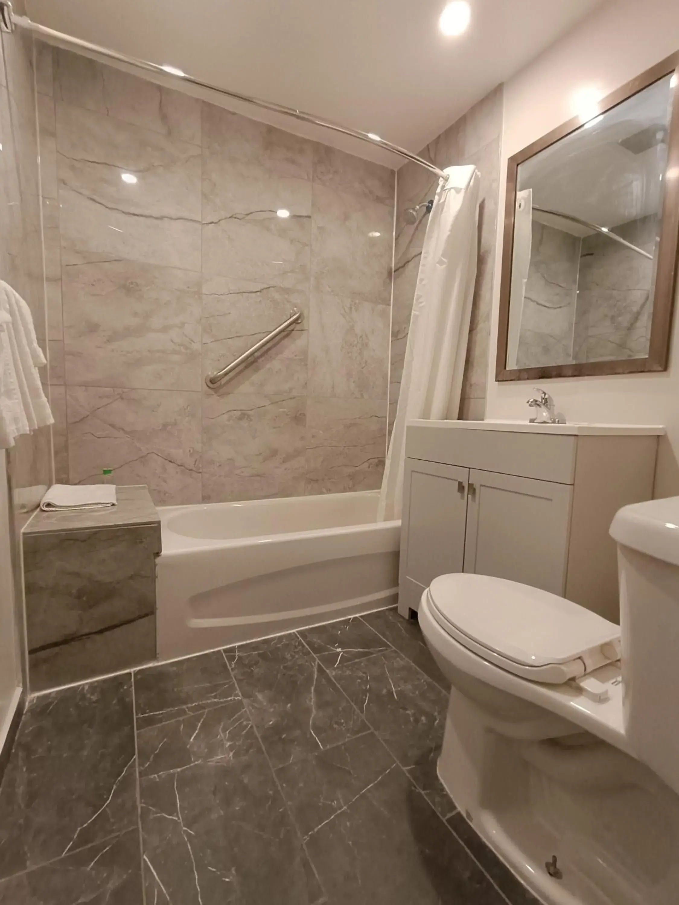 King Room in First Canada Hotel Cornwall Hwy 401 ON King Room in First Canada Hotel Cornwall Hwy 401 ON