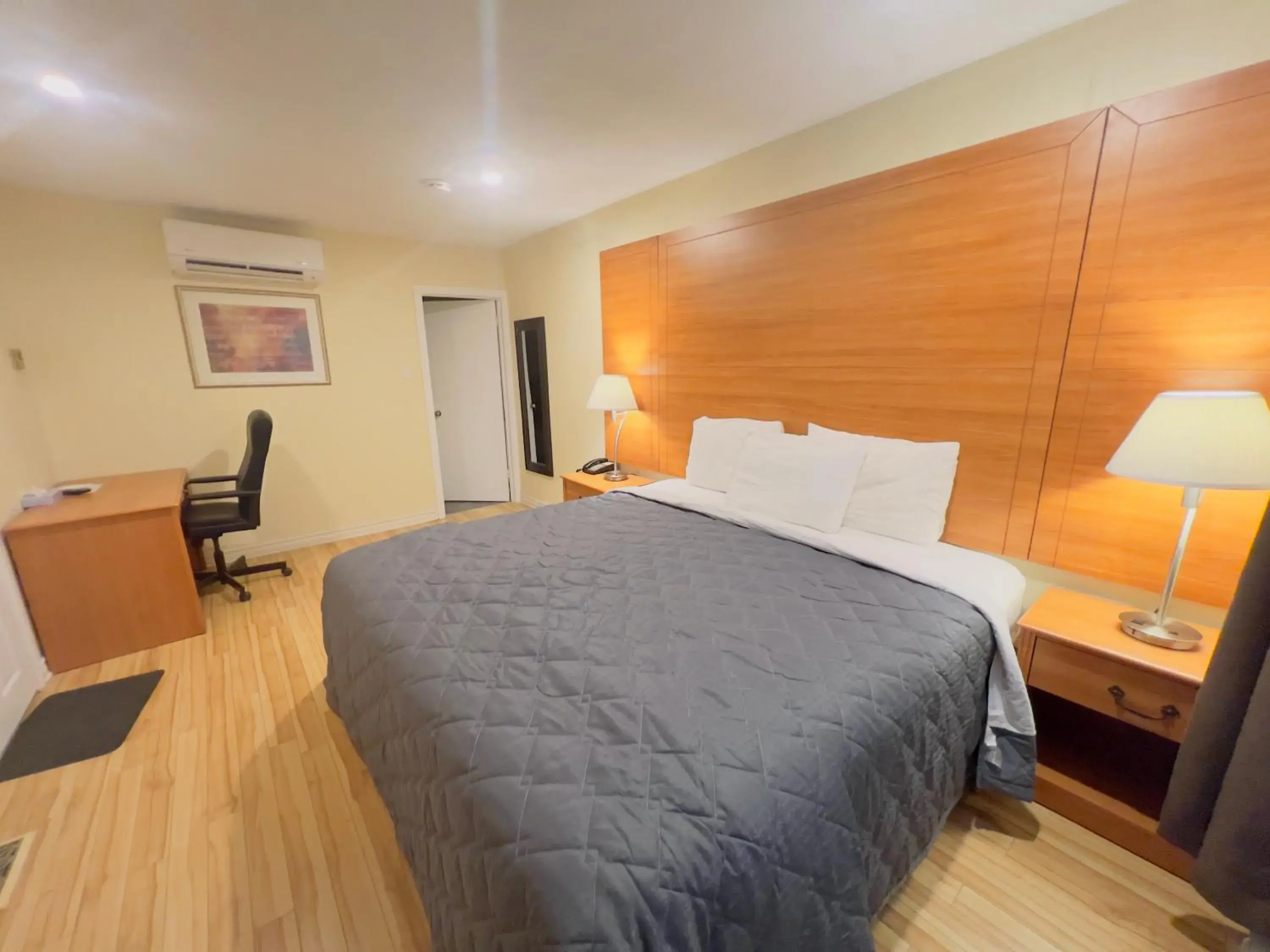 Bed in First Canada Hotel Cornwall Hwy 401 ON Bed in First Canada Hotel Cornwall Hwy 401 ON