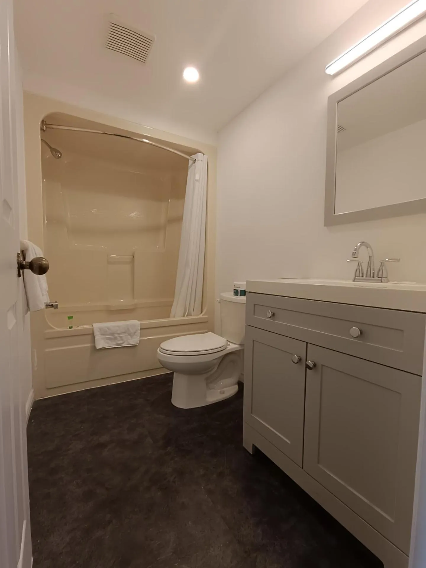 First Canada Hotel Cornwall Hwy 401 ON