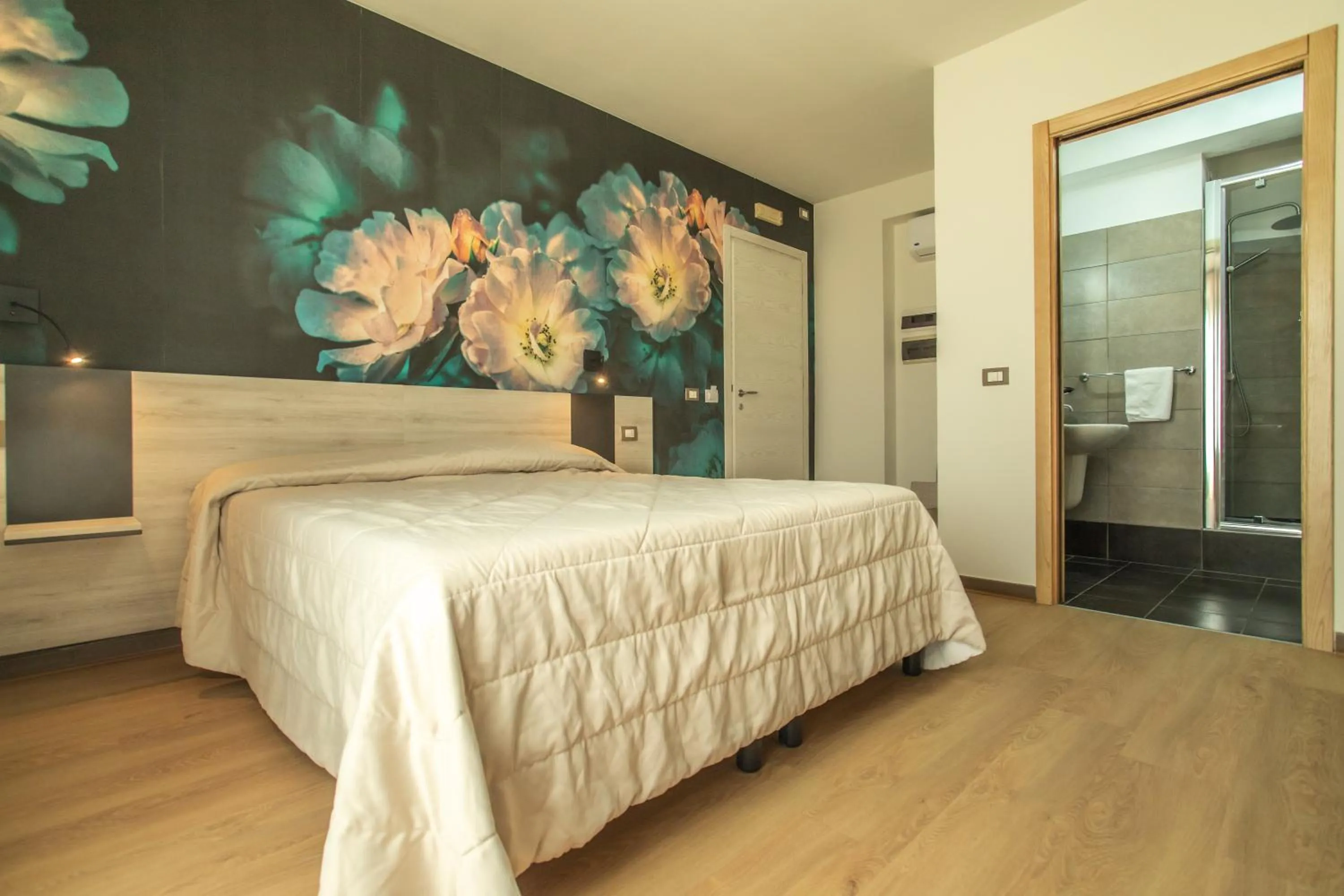 Bathroom, Bed in Hotel Nautic