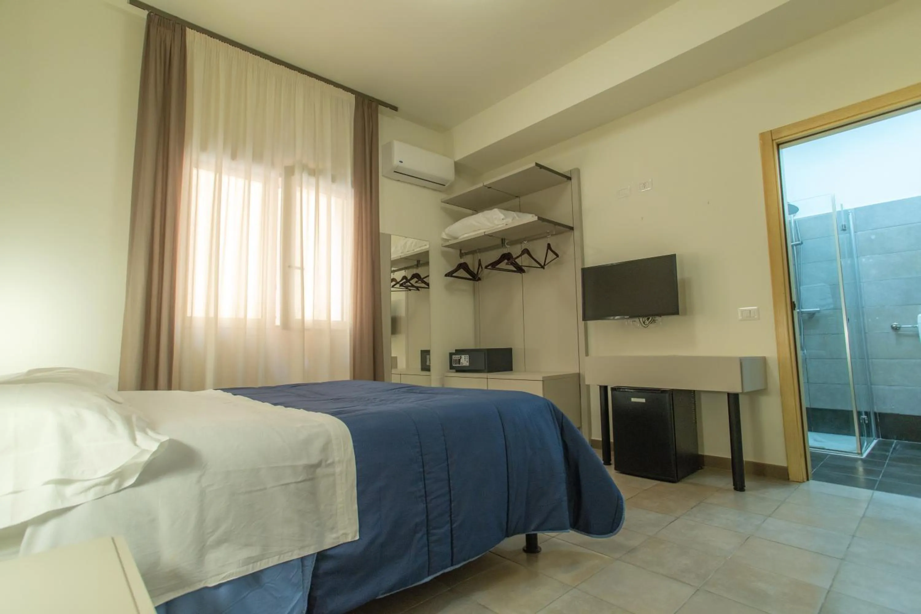 Facility for disabled guests, Bed in Hotel Nautic