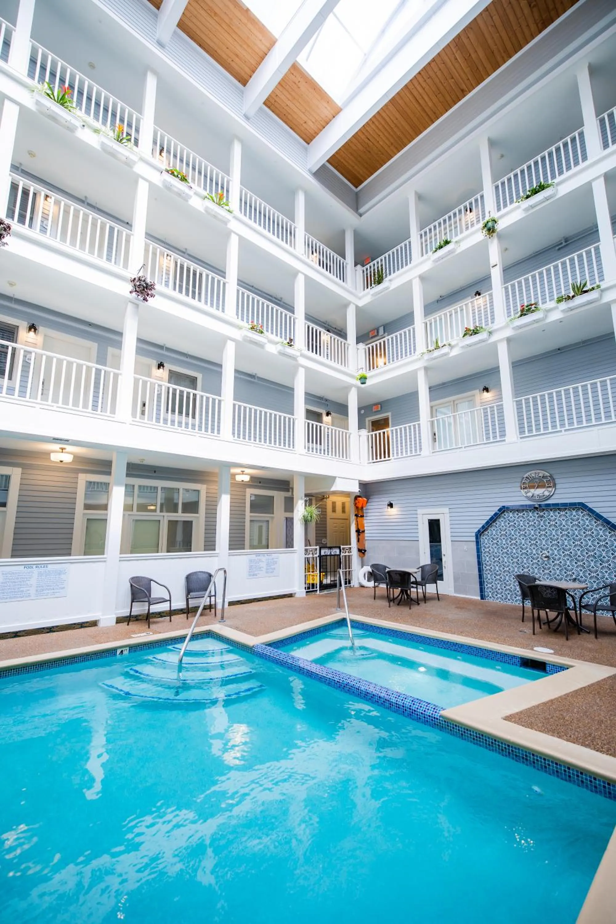 Swimming pool in Lake View Hotel