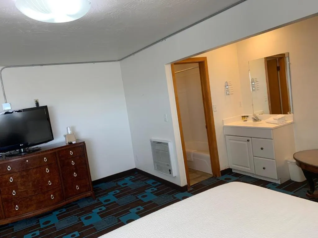 Bathroom, Bed in The Sands Motel