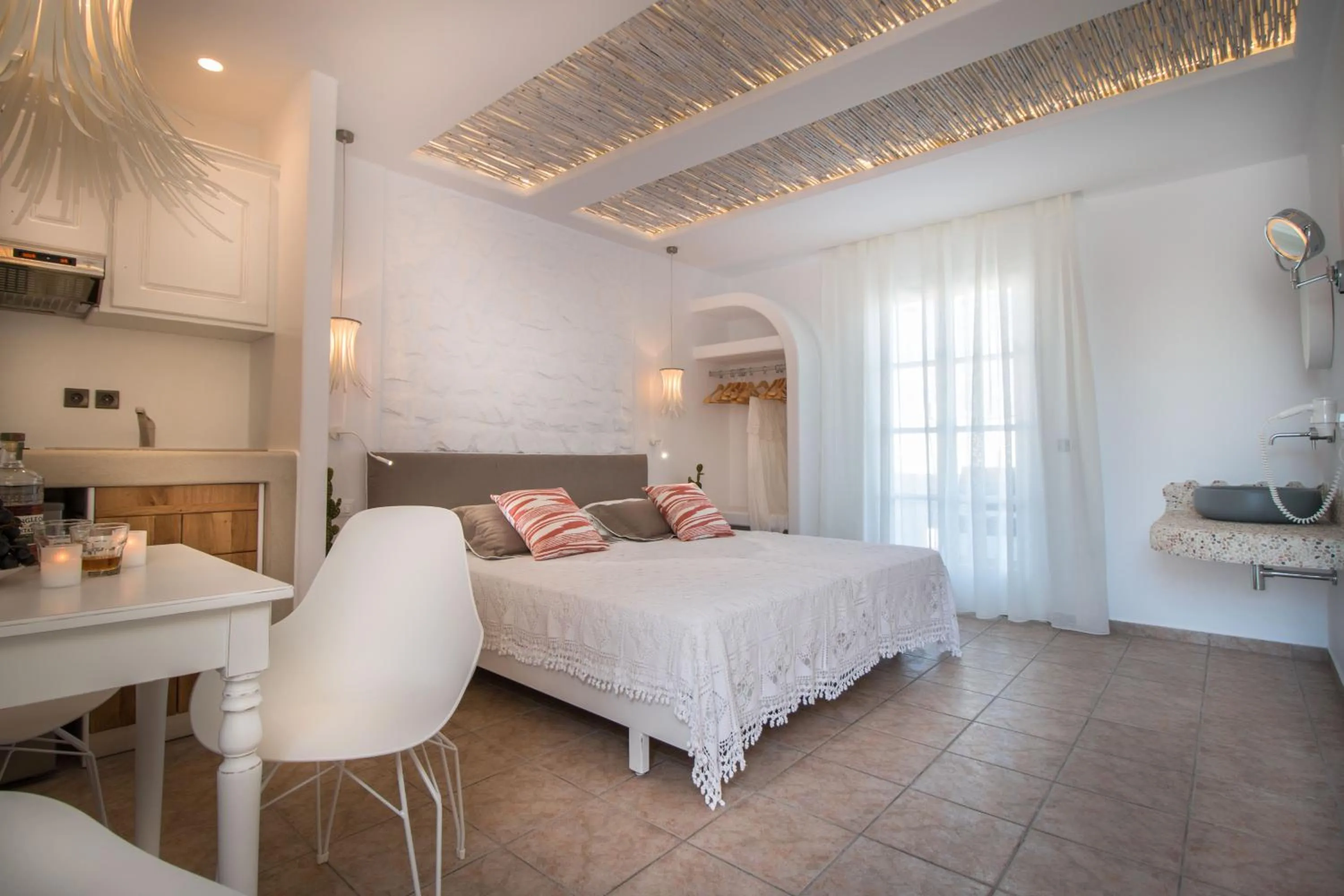 Photo of the whole room, Bed in Spiros