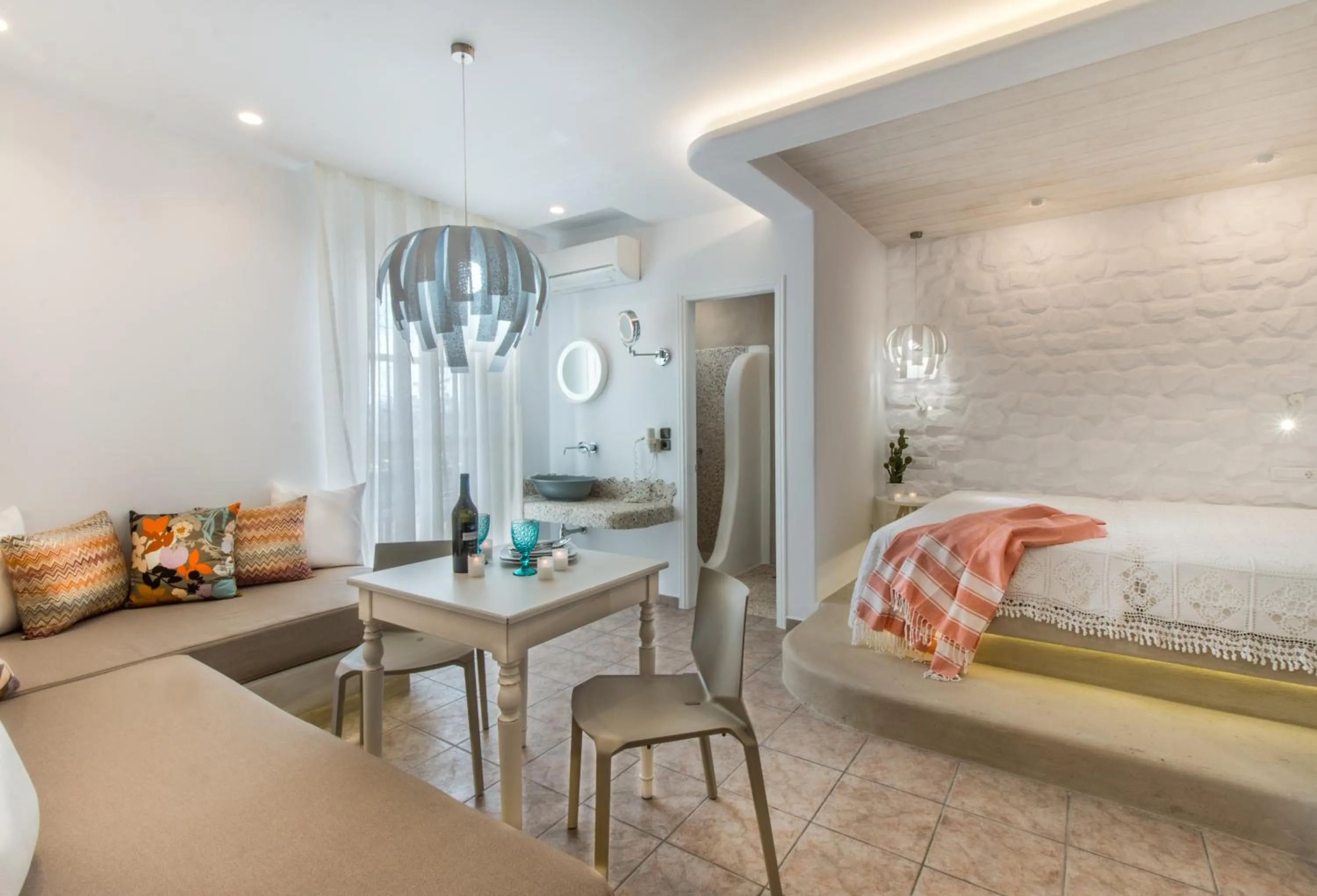 Photo of the whole room, Bed in Spiros