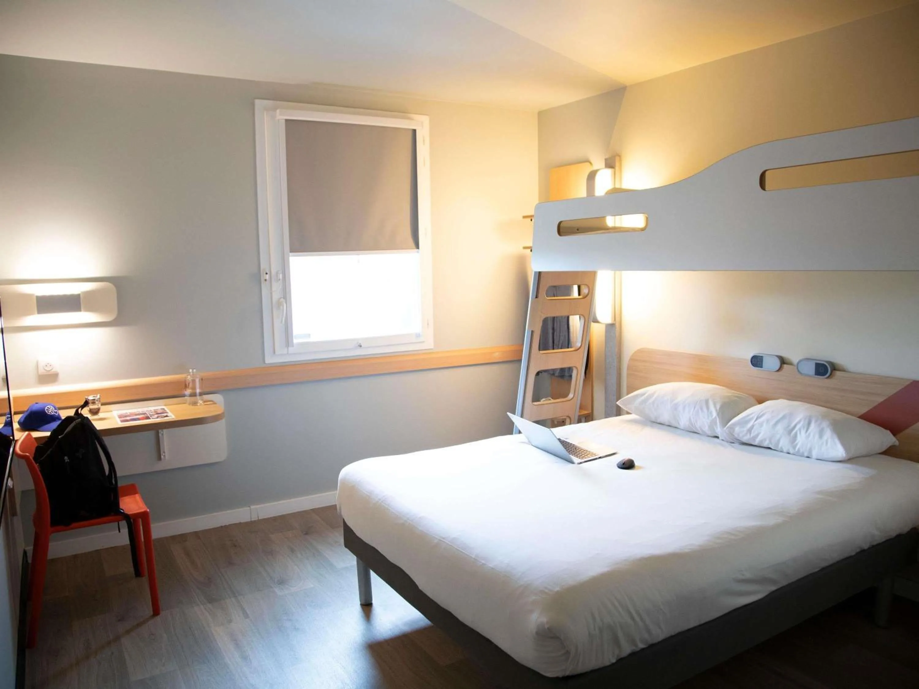 Bedroom, Bed in ibis budget Saint Quentin Yvelines - Vélodrome