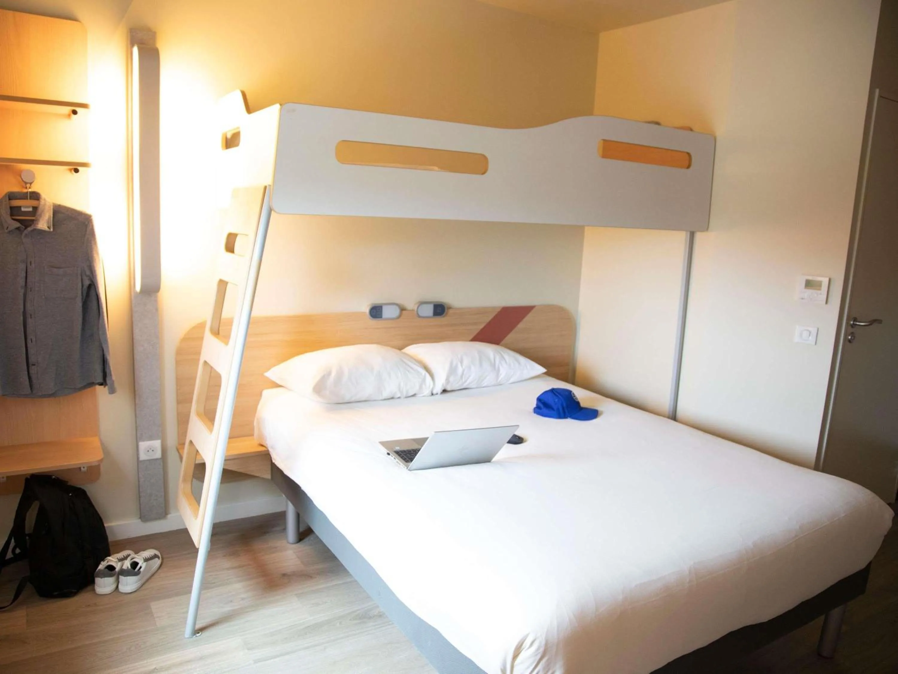 Bedroom, Bed in ibis budget Saint Quentin Yvelines - Vélodrome