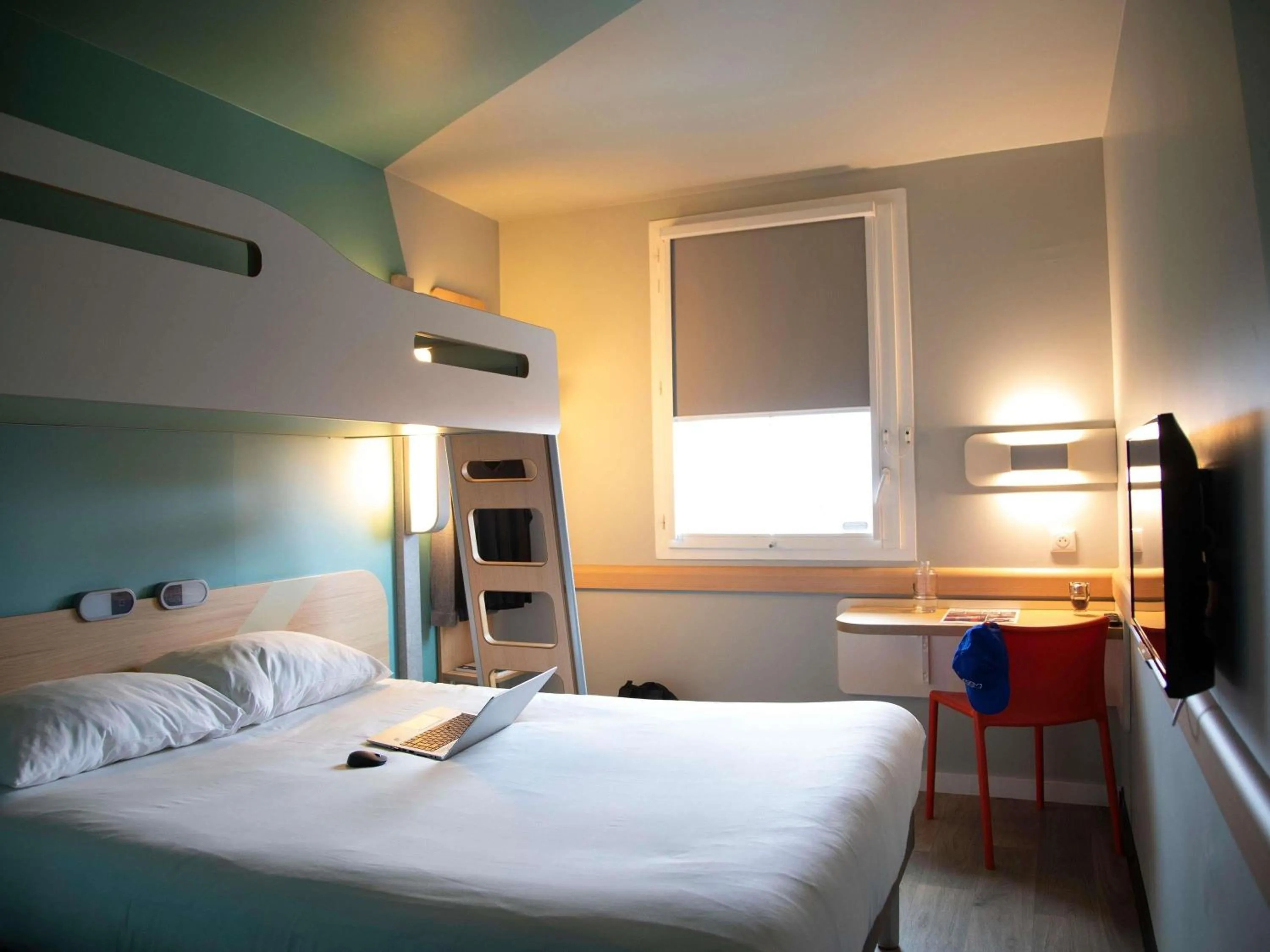 Bedroom, Bed in ibis budget Saint Quentin Yvelines - Vélodrome