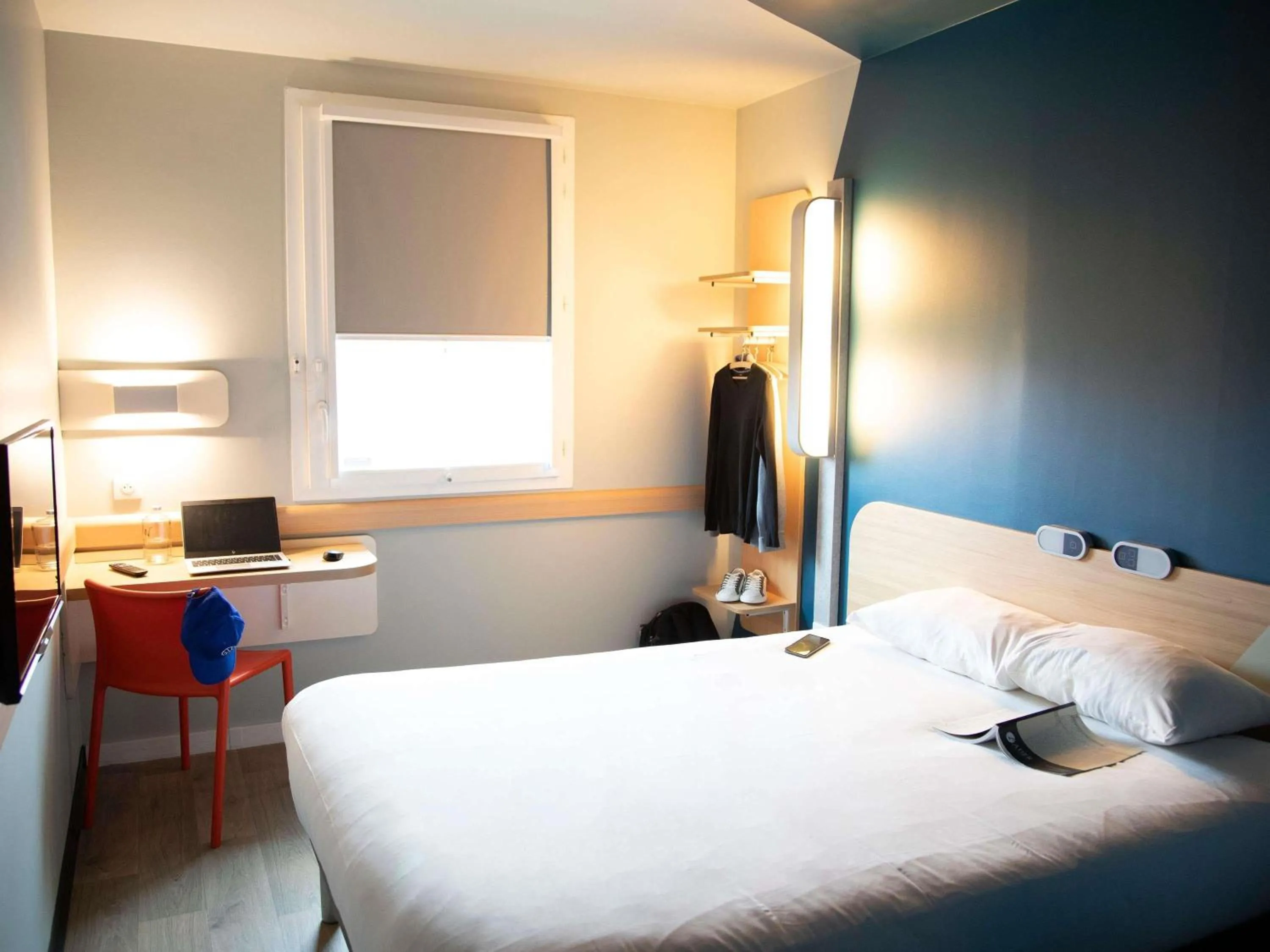 Bedroom, Bed in ibis budget Saint Quentin Yvelines - Vélodrome