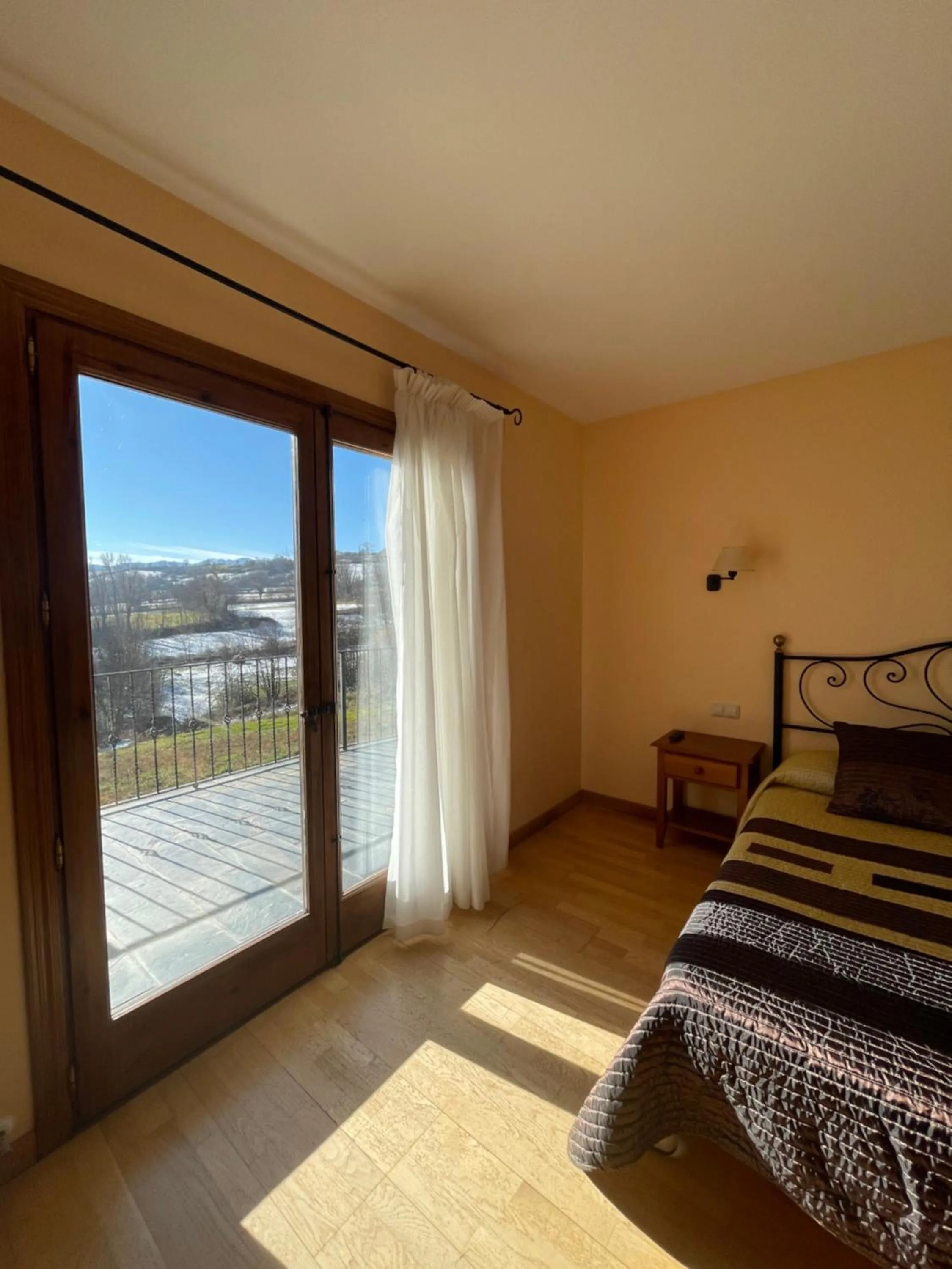 Balcony/Terrace, Bed in Hotel Cal Martri