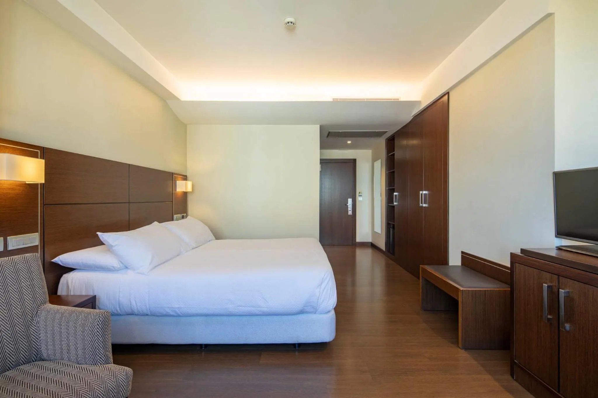 Bathroom, Bed in Hotel Coia de Vigo