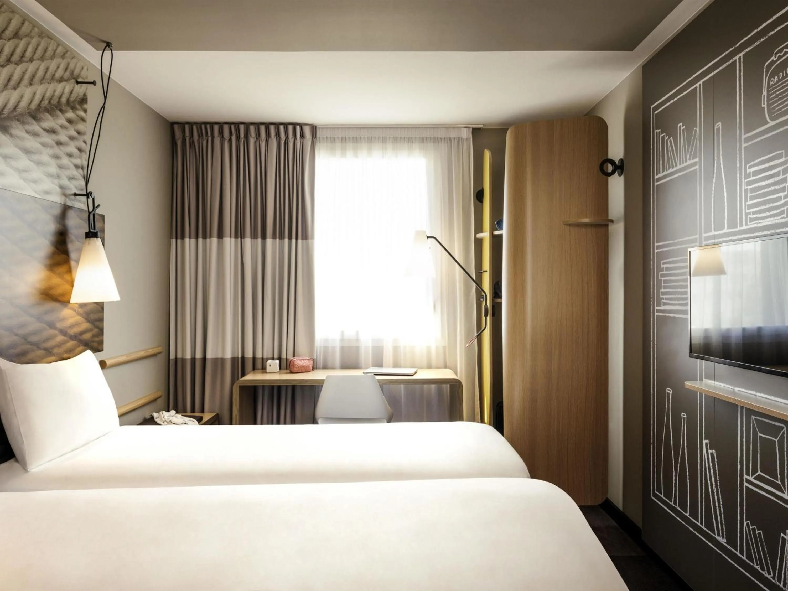 Bedroom, Bed in ibis Saint Quentin en Yvelines - Vélodrome