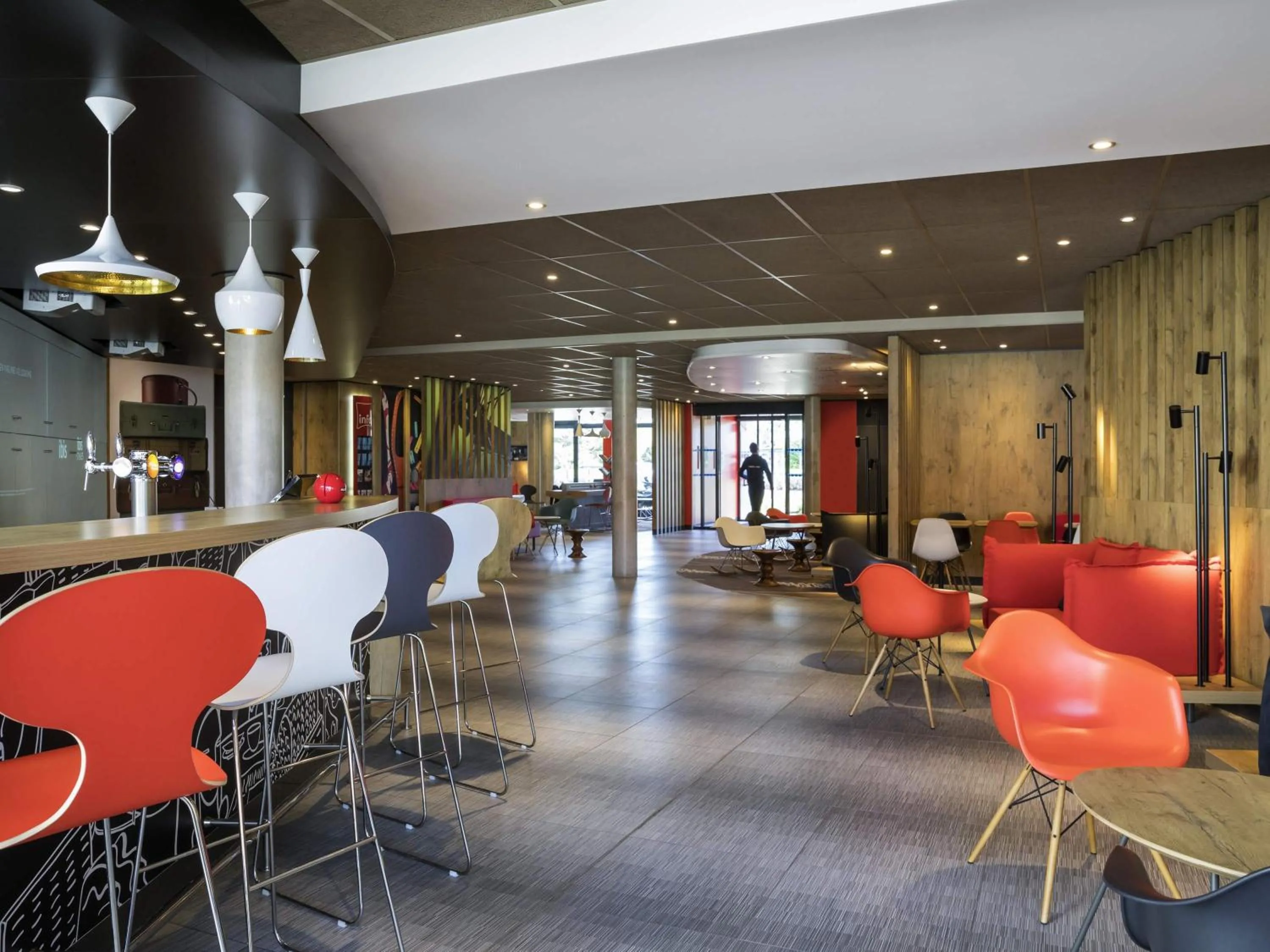 Lounge or bar in ibis Saint Quentin en Yvelines - Vélodrome
