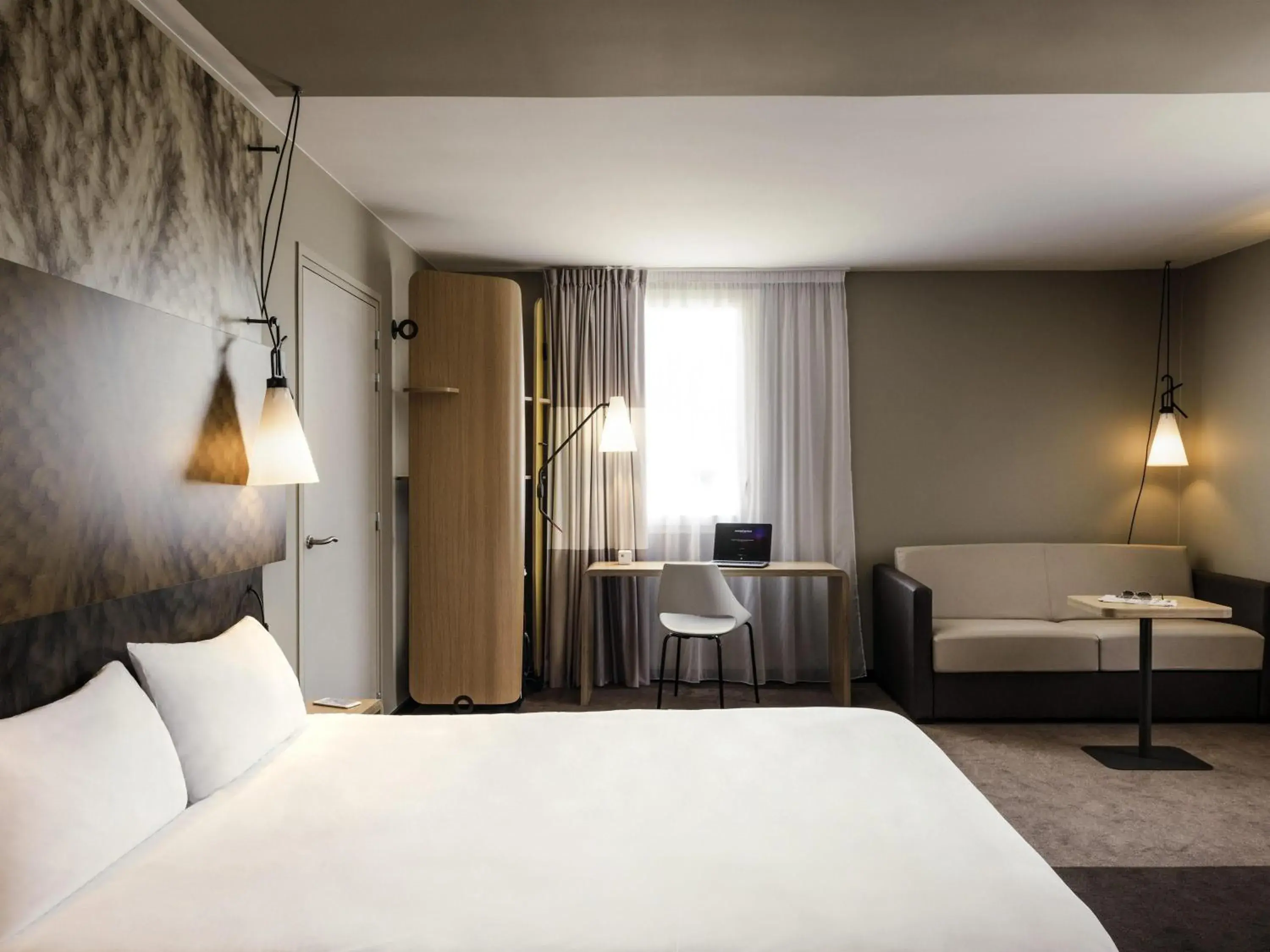 Bedroom, Bed in ibis Saint Quentin en Yvelines - Vélodrome Bedroom, Bed in ibis Saint Quentin en Yvelines - Vélodrome