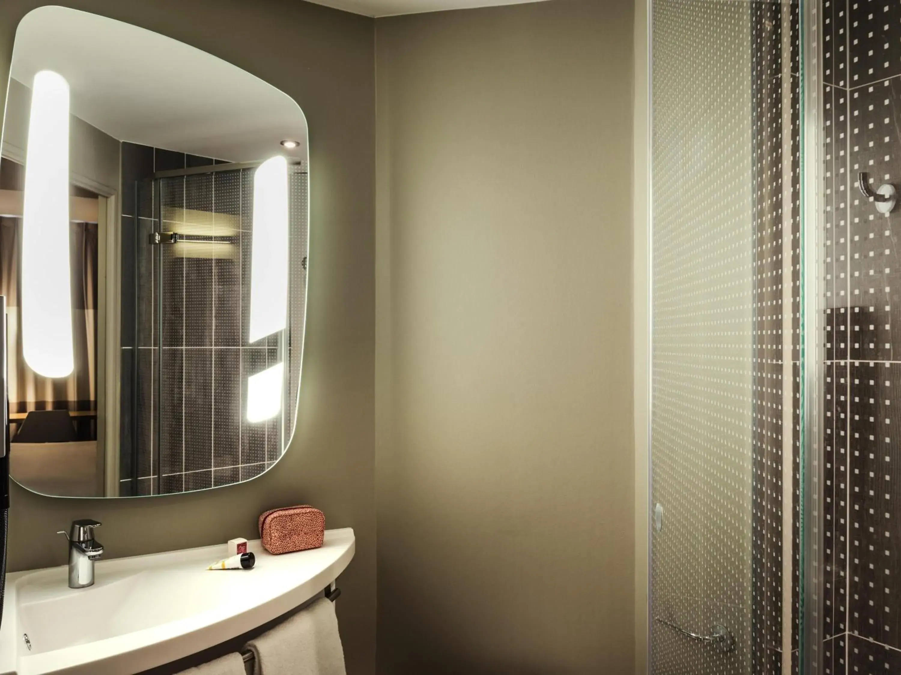 Standard Double Room with Sofa Bed in ibis Saint Quentin en Yvelines - Vélodrome Standard Double Room with Sofa Bed in ibis Saint Quentin en Yvelines - Vélodrome