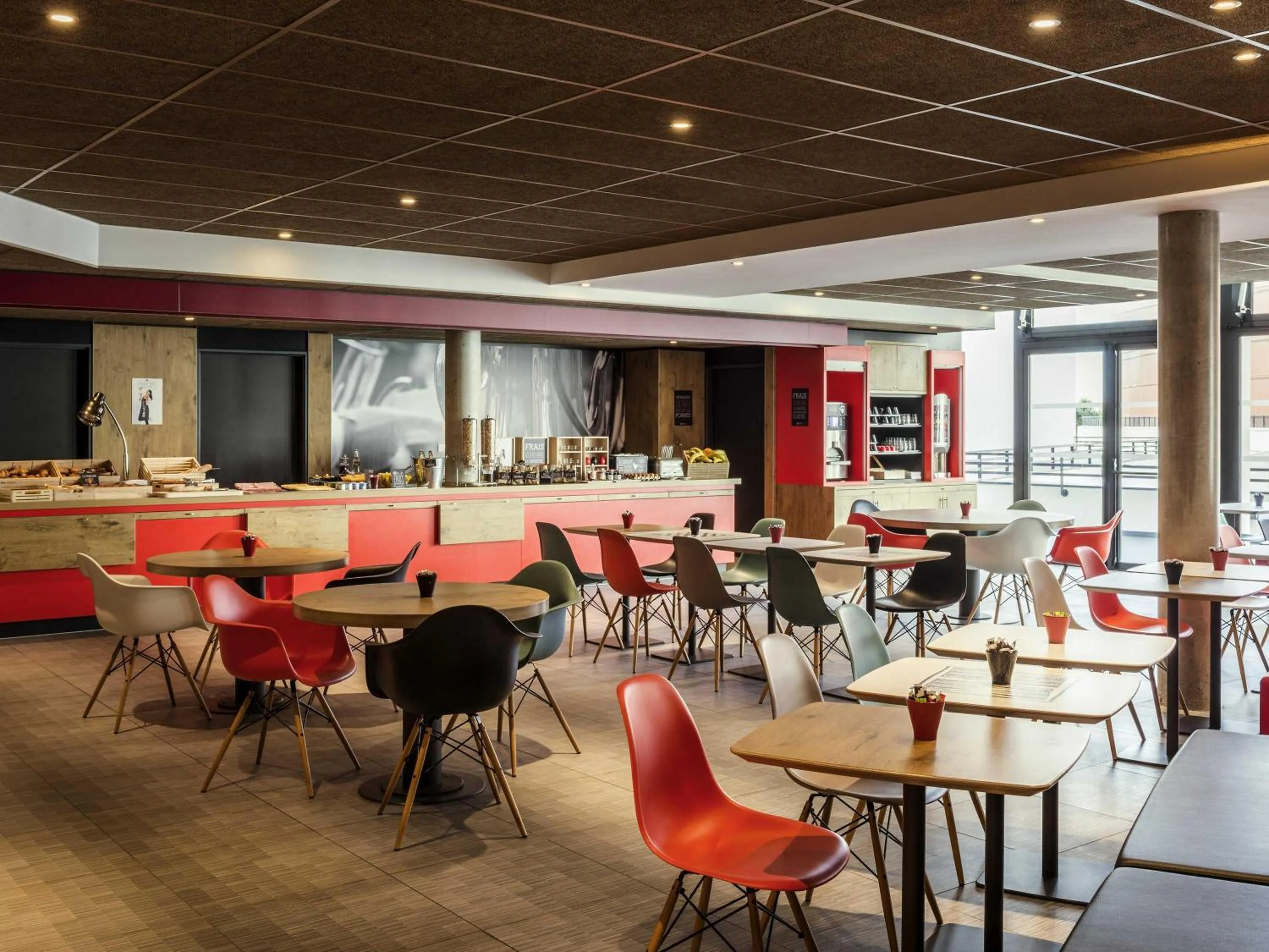 Lounge or bar in ibis Saint Quentin en Yvelines - Vélodrome