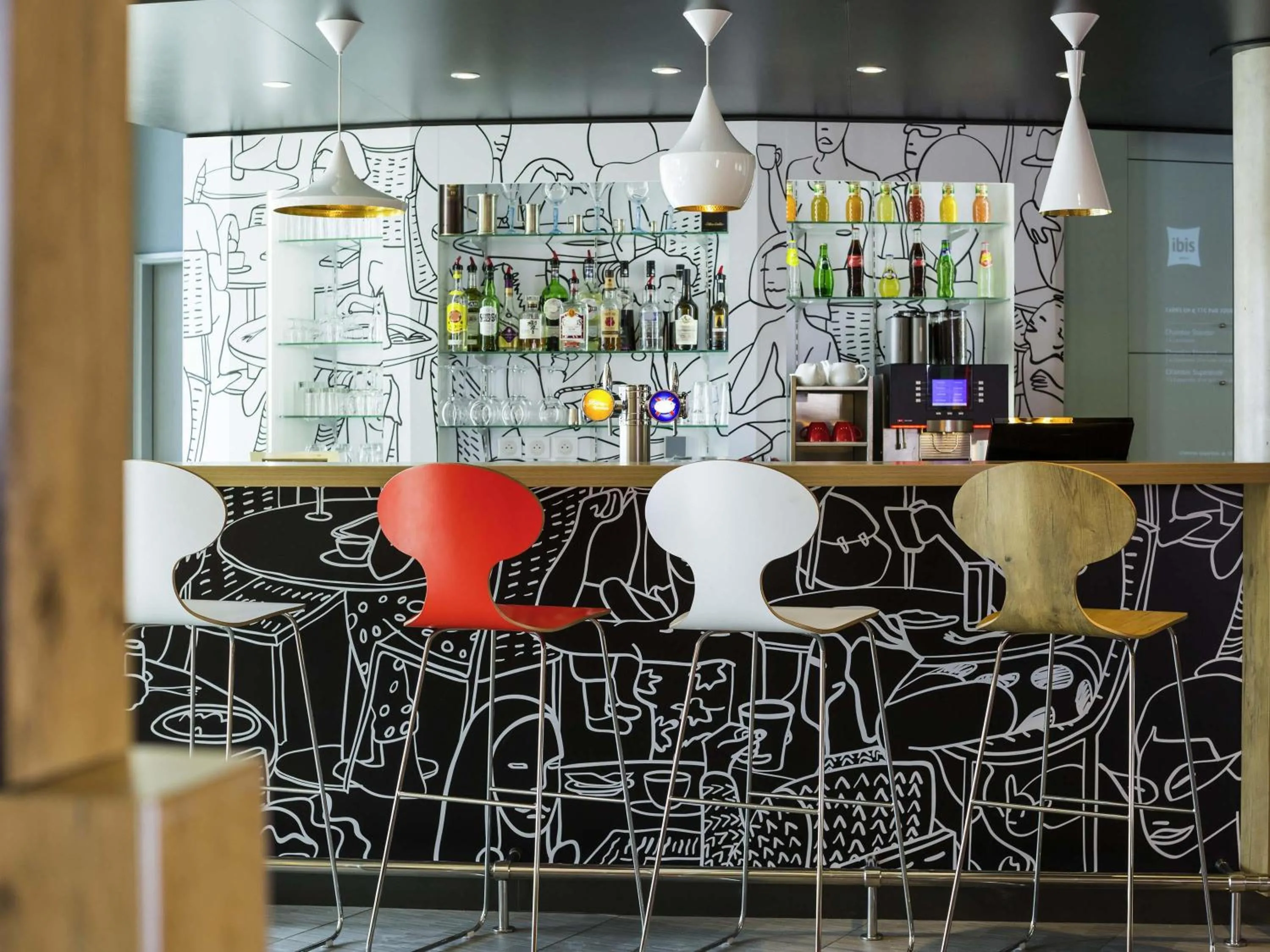 Lounge or bar in ibis Saint Quentin en Yvelines - Vélodrome