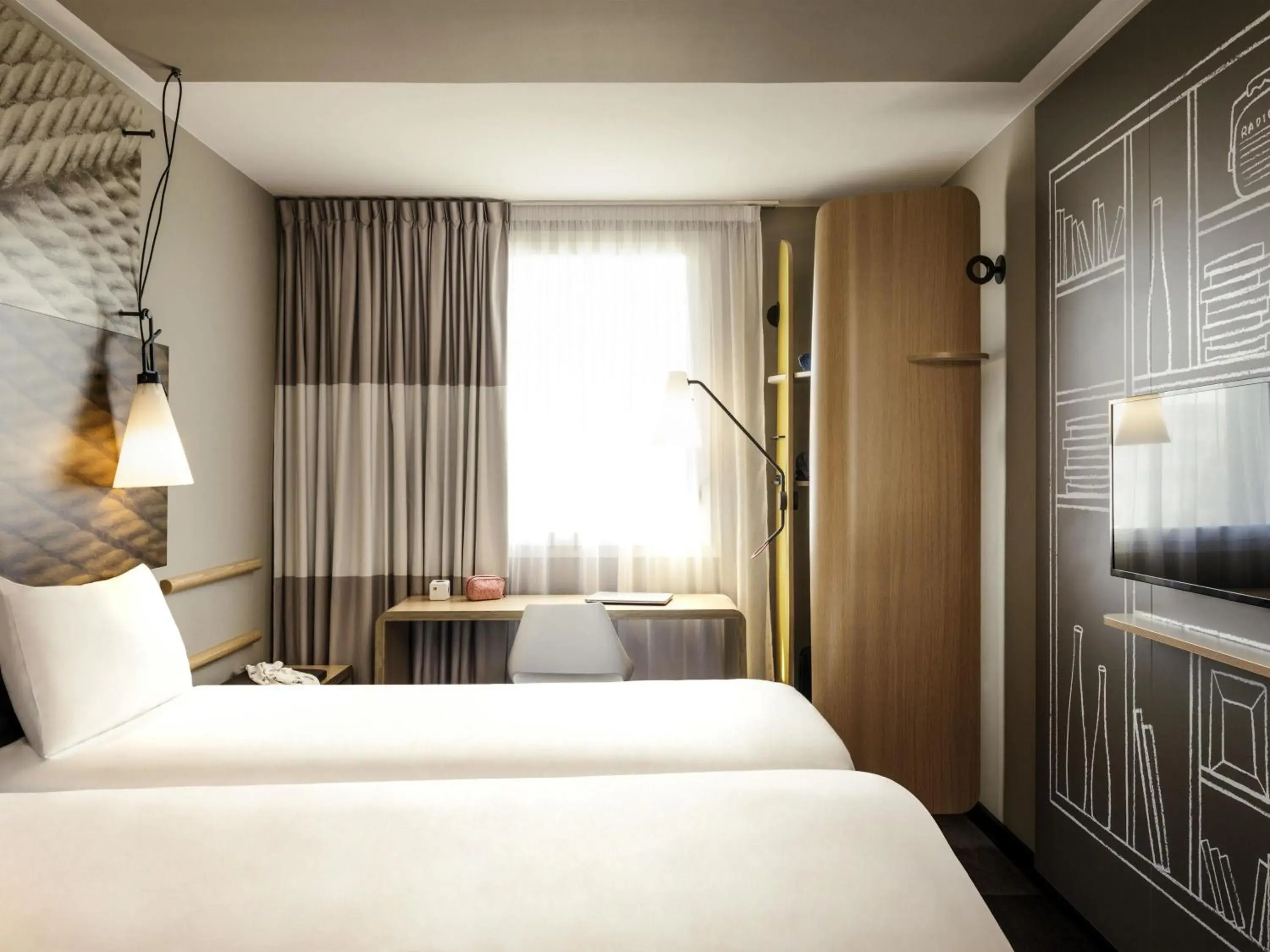 Bedroom, Bed in ibis Saint Quentin en Yvelines - Vélodrome Bedroom, Bed in ibis Saint Quentin en Yvelines - Vélodrome