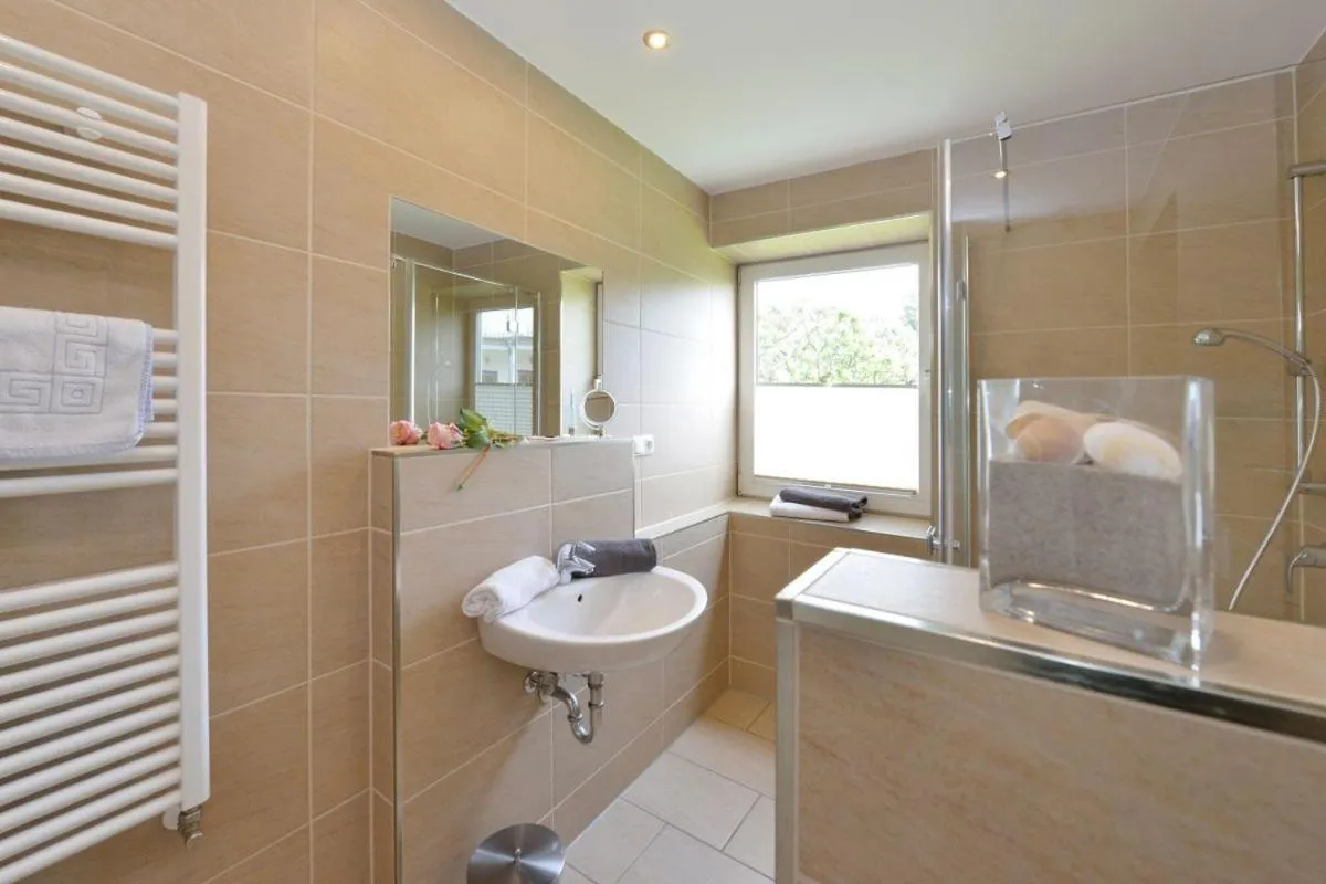 Shower in Ferienwohnung Boddenzander