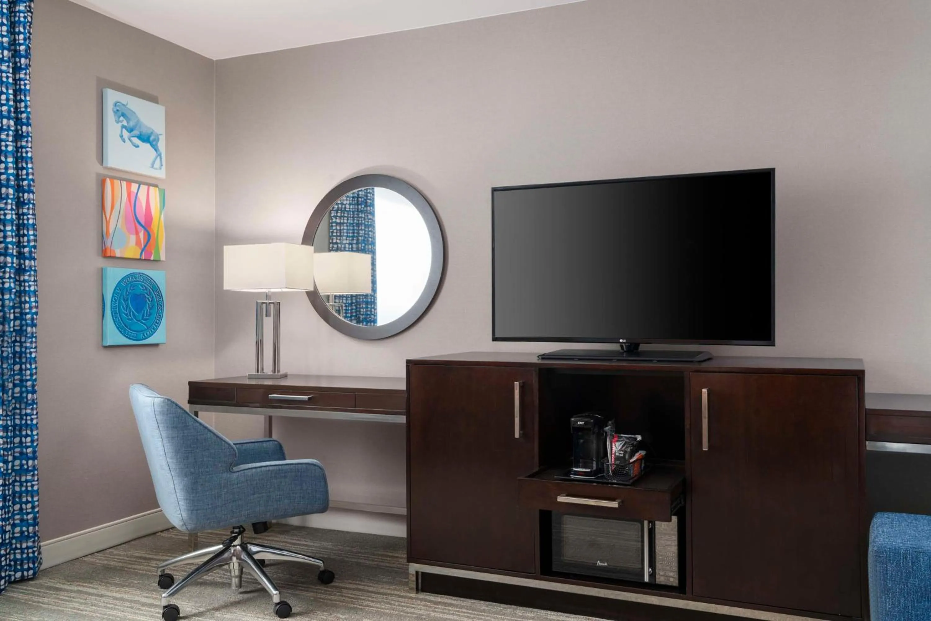 Bedroom in Hampton Inn & Suites-Worcester, MA