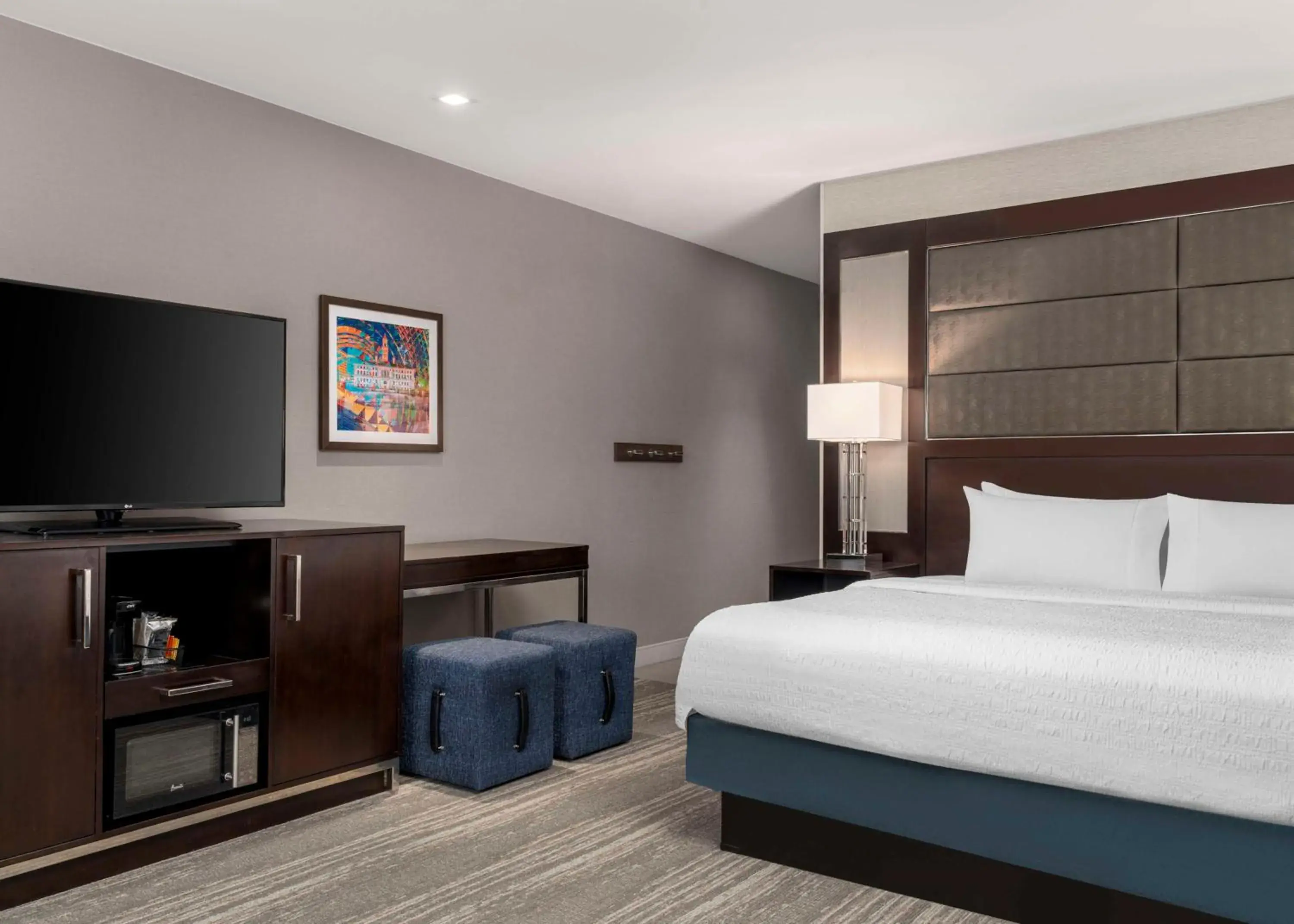 Bed in Hampton Inn & Suites-Worcester, MA Bed in Hampton Inn & Suites-Worcester, MA