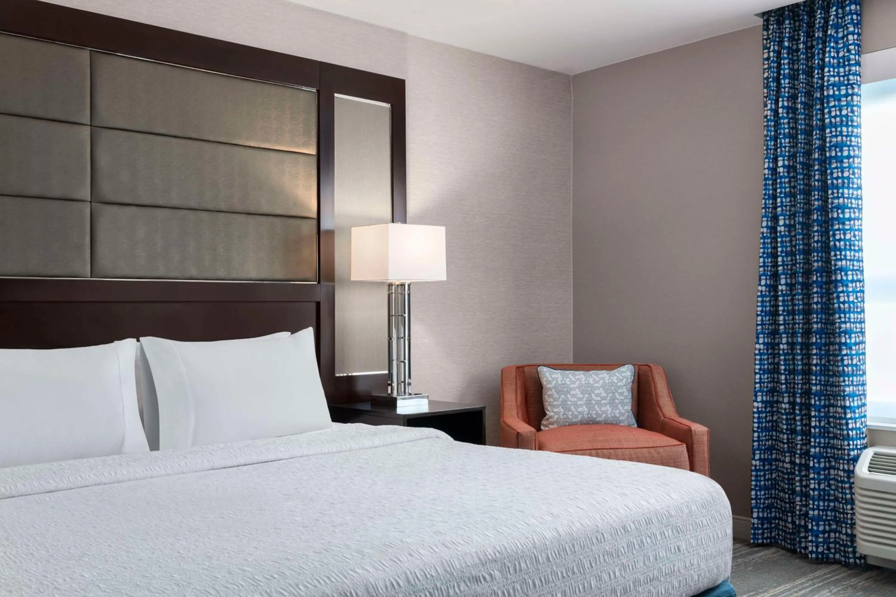 Bed in Hampton Inn & Suites-Worcester, MA